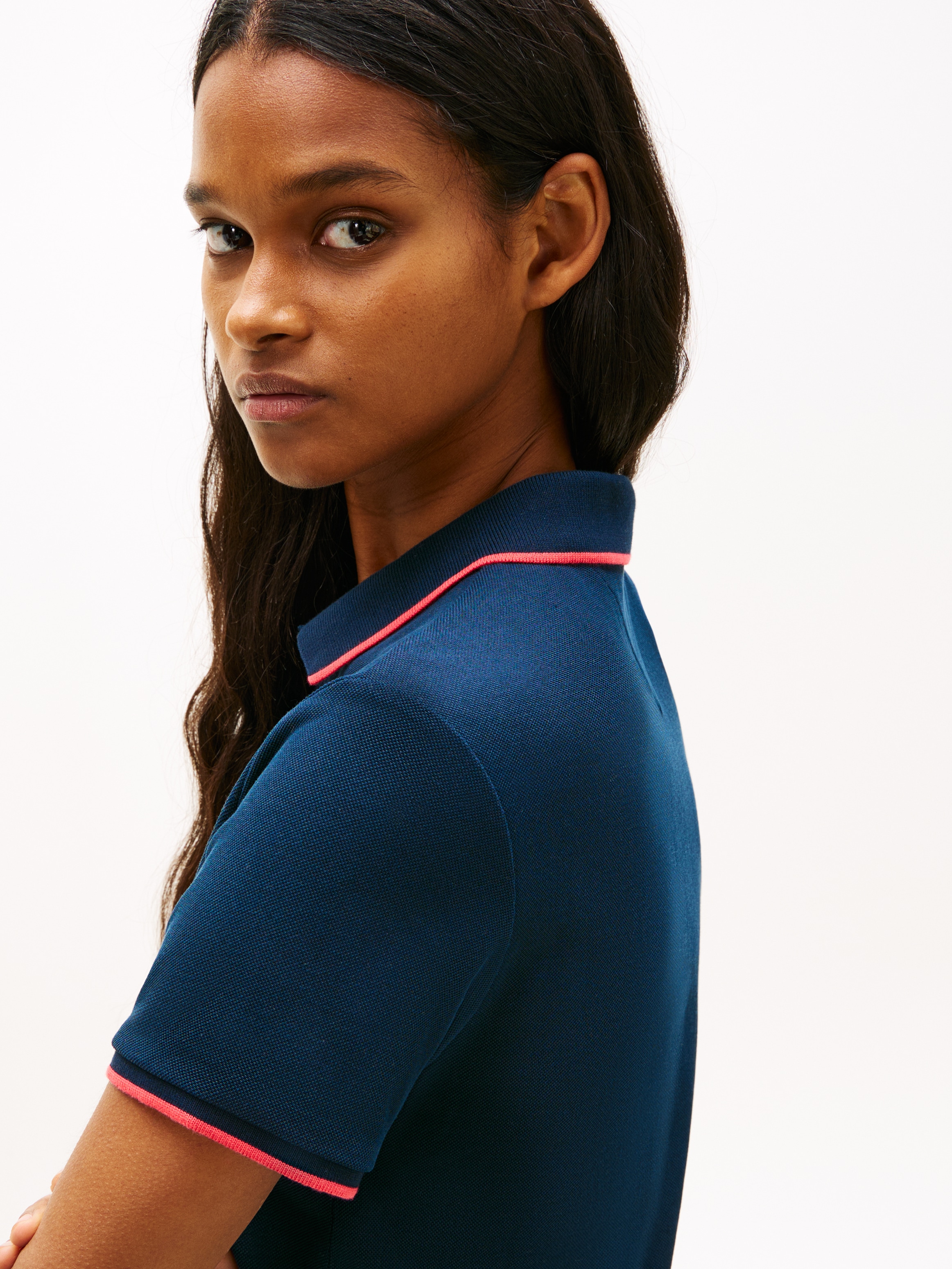 Tommy Jeans Polokleid »TJW BADGE PLEAT PIQUE DRESS EXT« mit Kontrastdetails, entspannte Passform