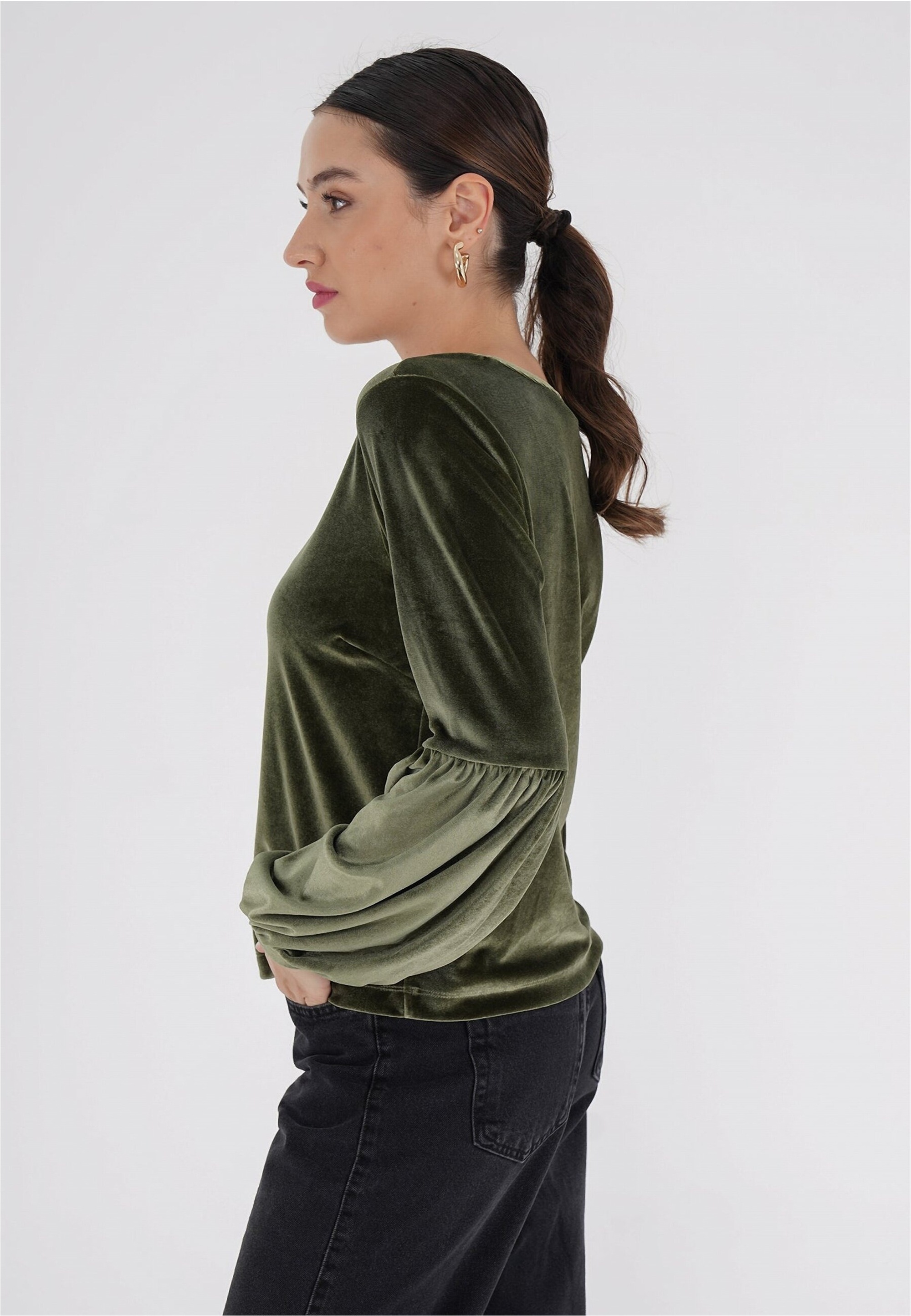freshlions Langarmshirt »Viveka«, (1 tlg.), aus samtig, weichem Stoff hergestellt