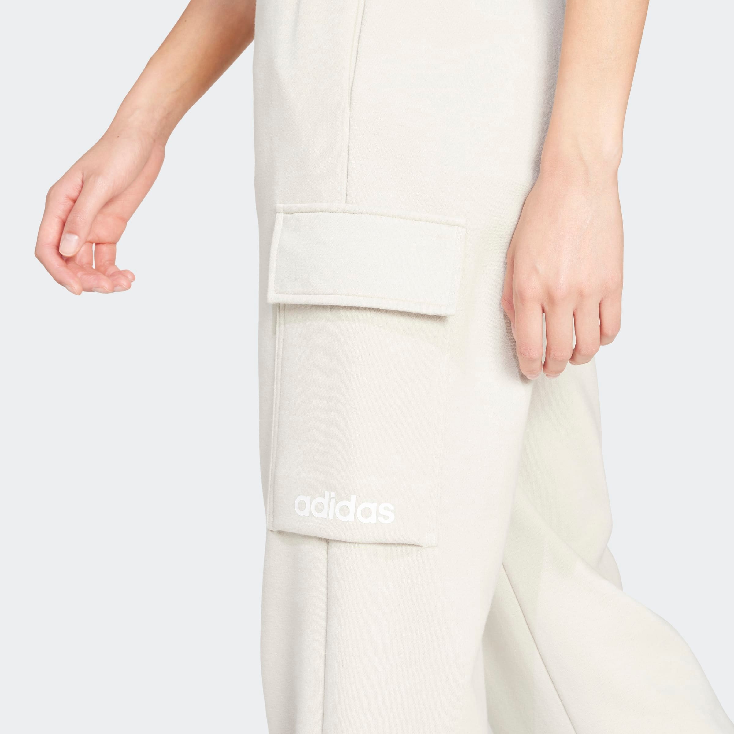 adidas Sportswear Sporthose »W LIN FL CARGO«, (1 tlg.), Cargohose mit flauschiger Innenseite, regulär geschnitten, hoher Bund