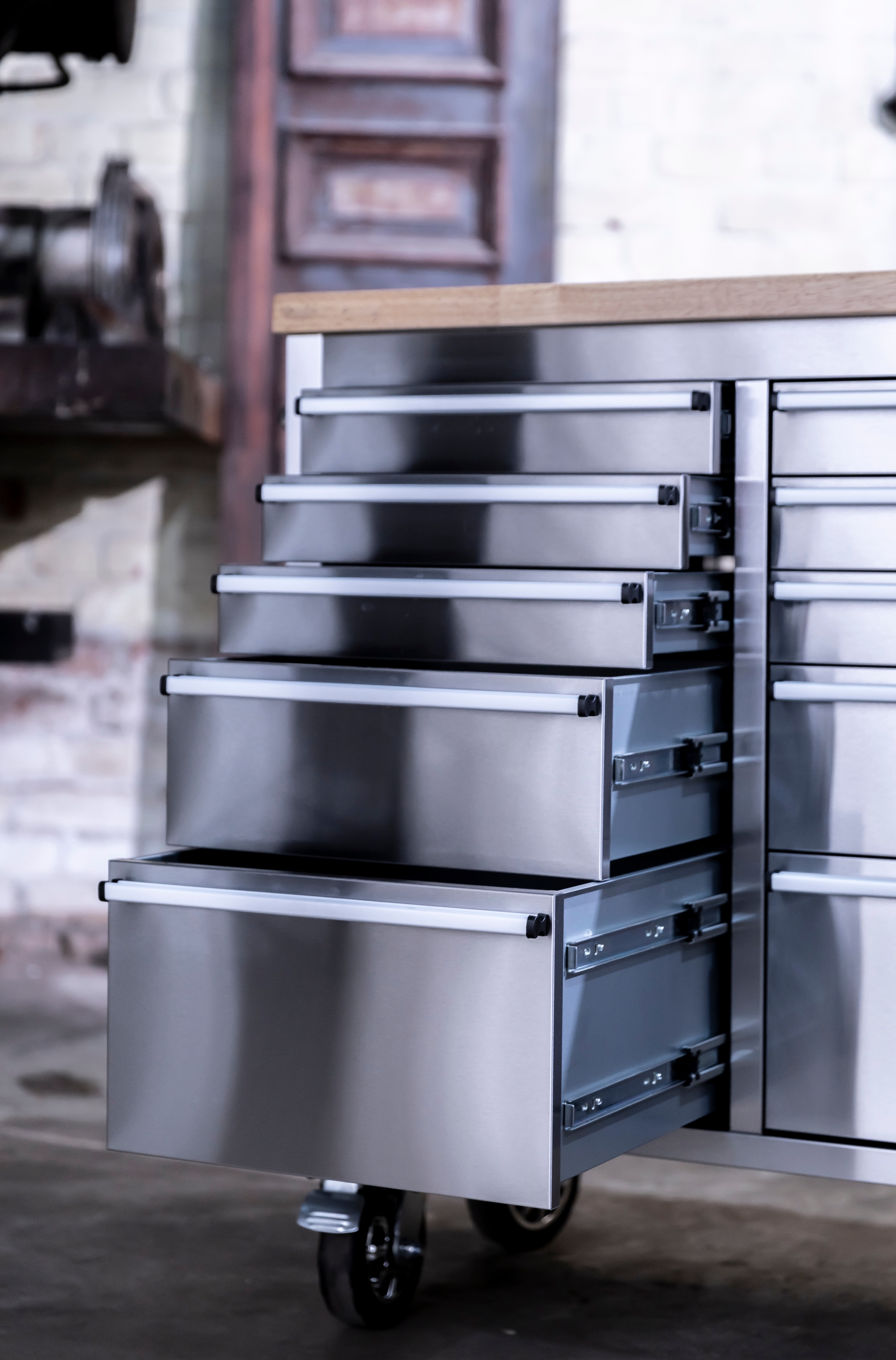 ONDIS24 Werkstattwagen »Werkzeugwagen aus Edelstahl mit 15 Schubladen« fahrbar, kugelgelagerten Schubladen, abschließbar, Massivholzplatte