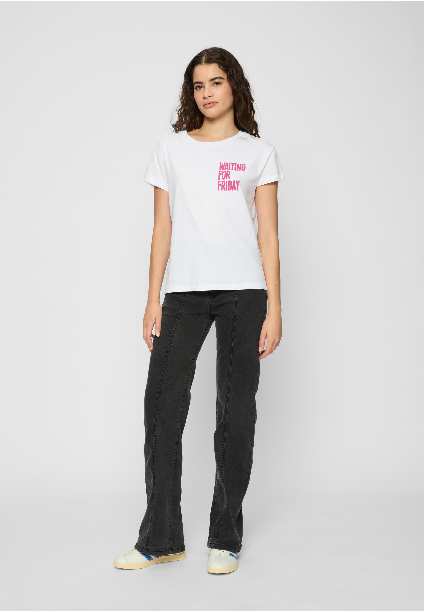MisterTee T-Shirt »MisterTee Damen Ladies Waiting For Friday Box Tee«, (1 tlg.)
