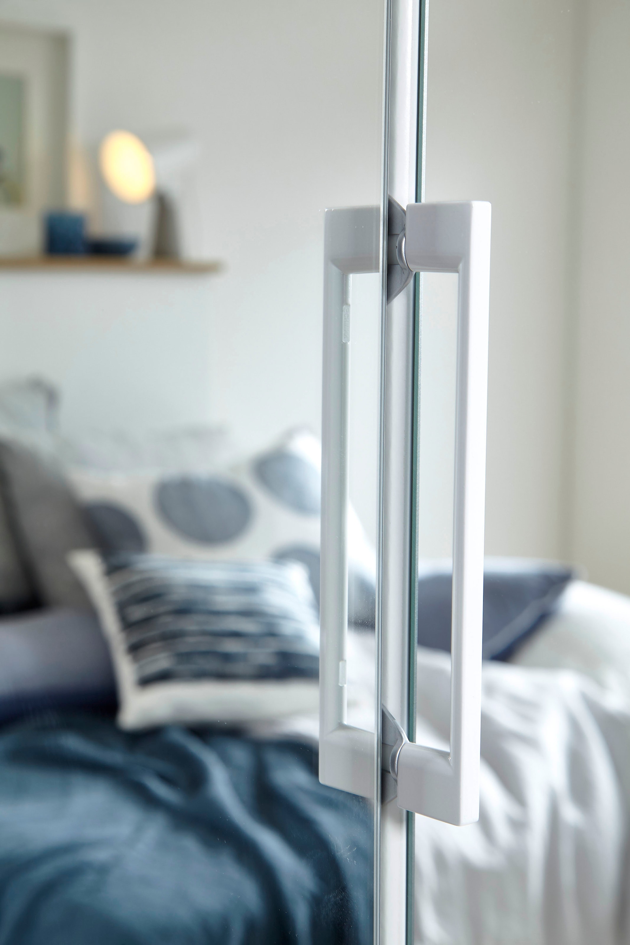 rauch Kleiderschrank »Schrank Mehrzweckschrank Garderobenschrank Schlafzimmer Möbel THOR« 3 verschiedene Ausstattungen BASIC/CLASSIC/PREMIUM (inkl. SOFT-CLOSE),  mit farblich passenden, modernen Metallgriffen MADE IN GERMANY