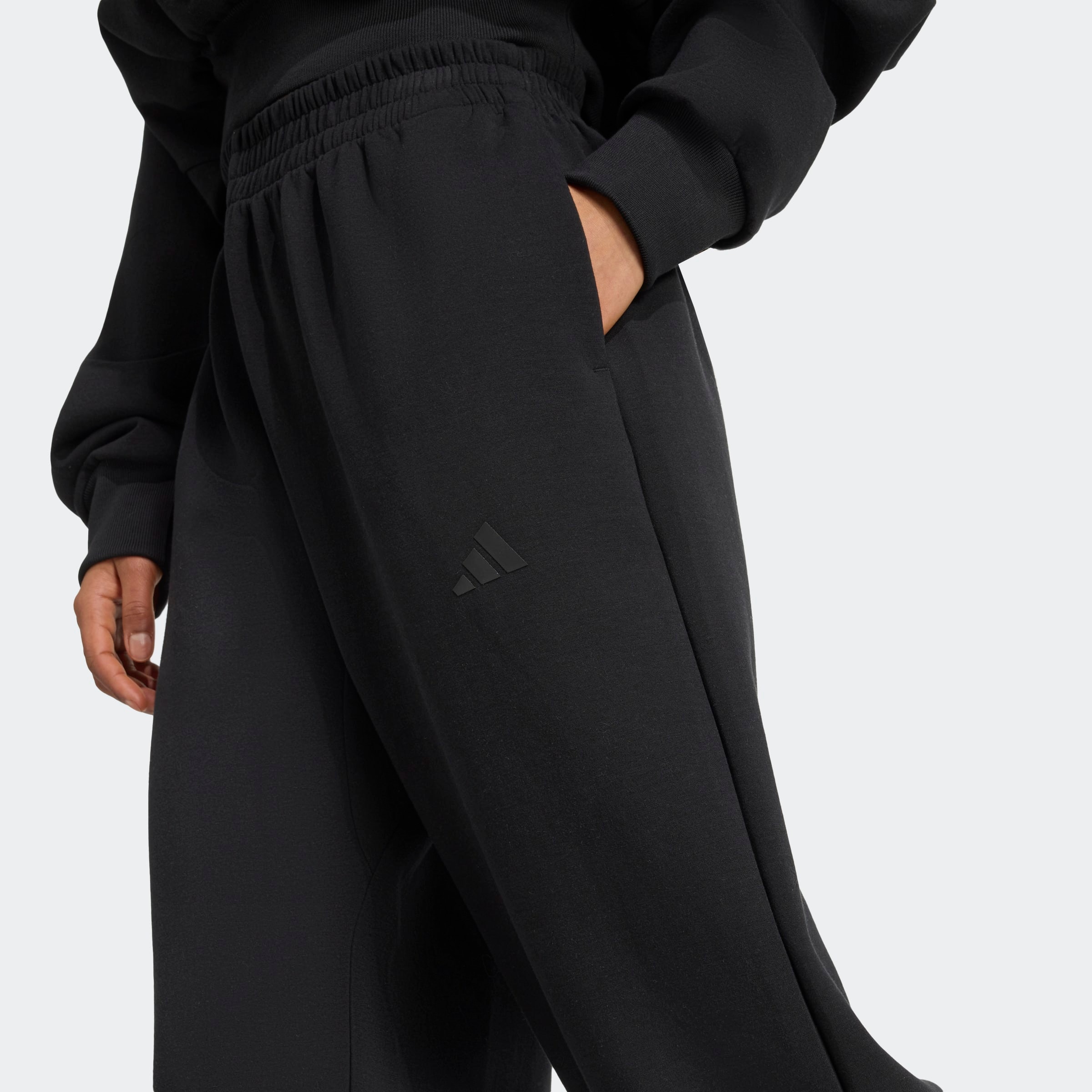 adidas Sportswear Sporthose »SOFT LUX, LOCKER GESCHNITTEN«  lockerer Schnitt, für Laufen und sportliche Aktivitäten