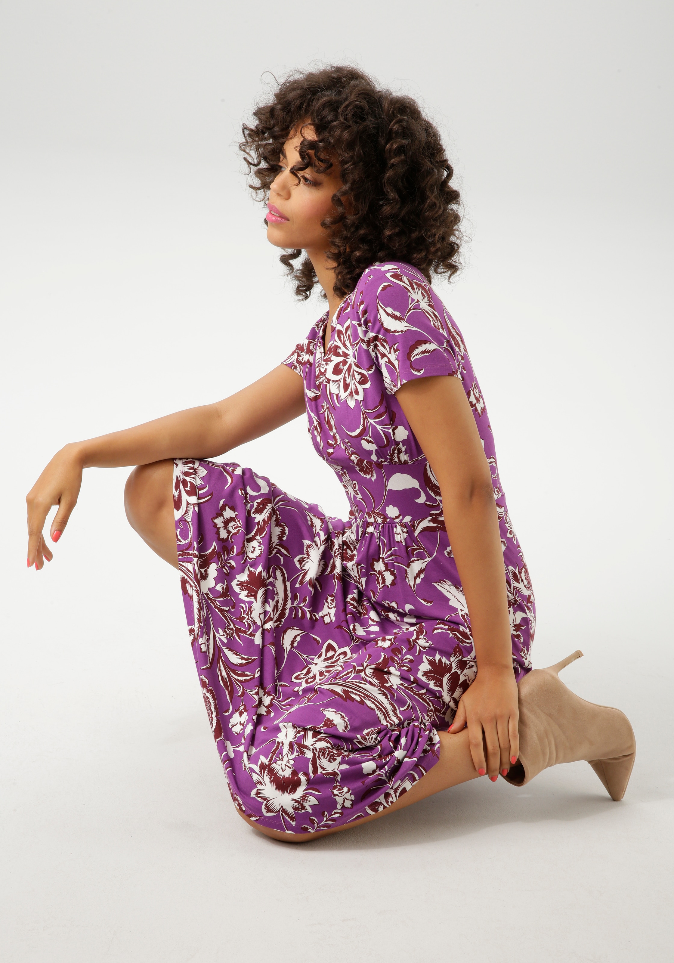 Aniston CASUAL Sommerkleid, mit großflächigem Blumendruck - NEUE KOLLEKTION