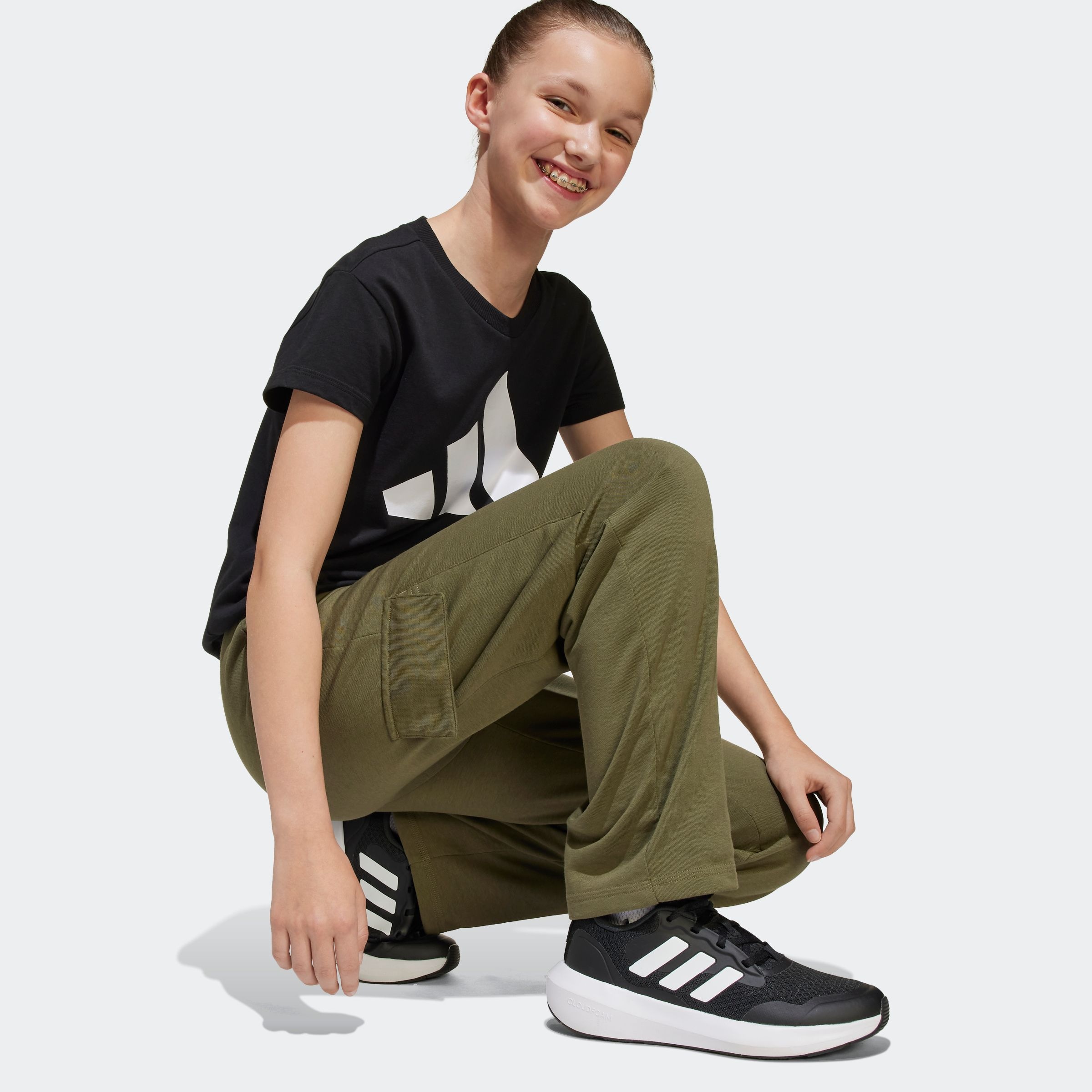 adidas Sportswear Sporthose »ESSENTIALS CARGO«  für Kinder, für Laufen geeignet, mit mehreren Taschen, mit Gummizug