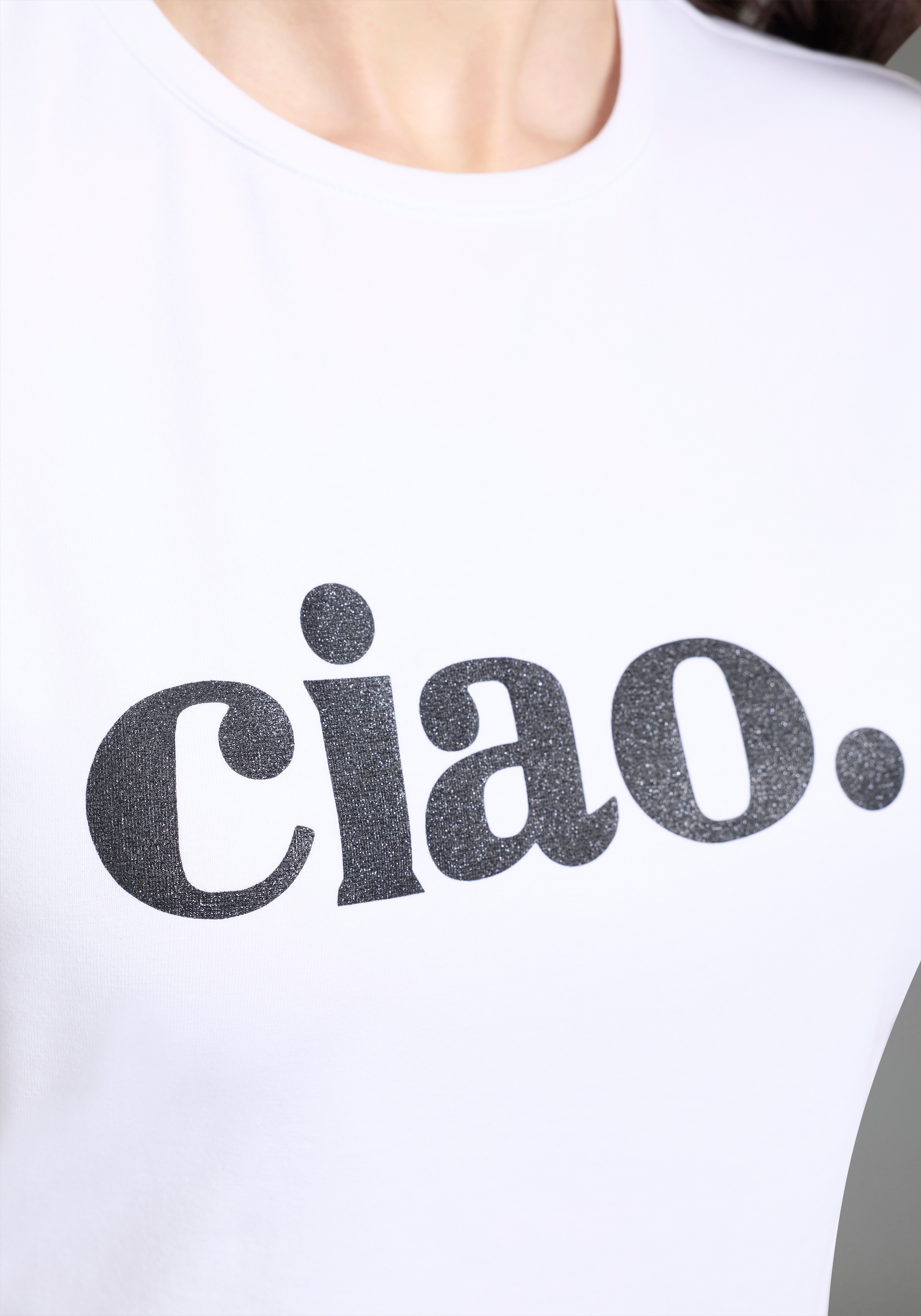 Thumbnail - Laura Scott T-Shirt "ciao" mit glitzerndem Statement-Print, figurumspielende Passform