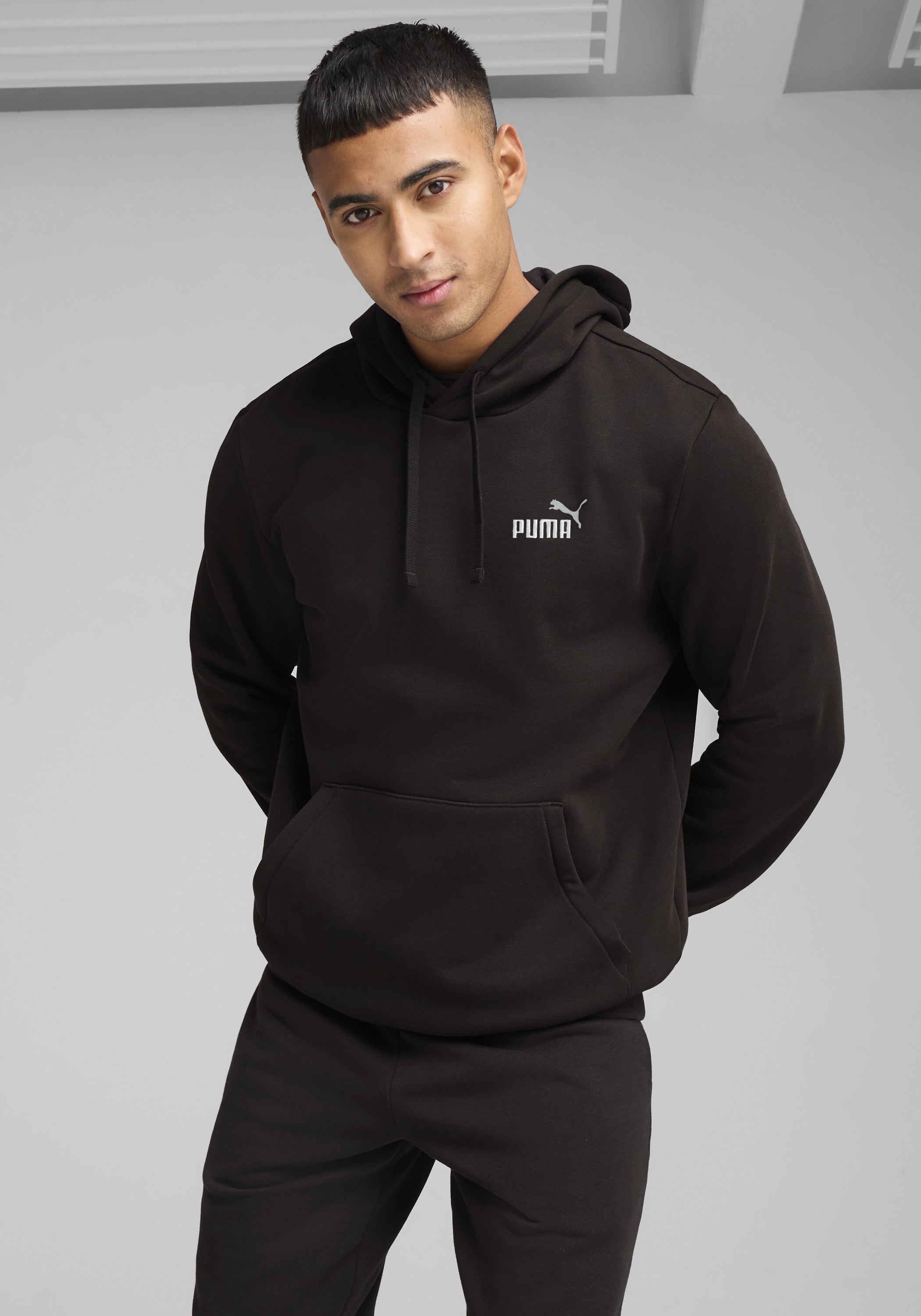 PUMA Kapuzensweatshirt "ESS 2 COLOR SMALL NO 1 LOGO HOODIE FL", mit verstellbarer Kapuze, mit gerippten Bündchen und Saum