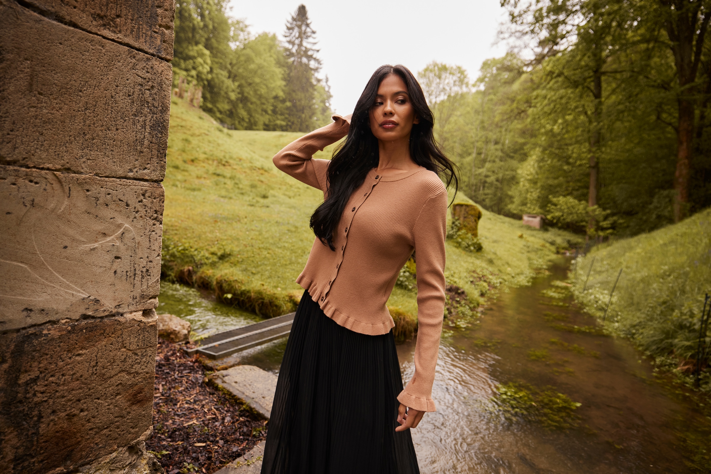 Aniston SELECTED Strickjacke Rüschen-Applikationen an den Ärmeln und am Saum - NEUE KOLLEKTION