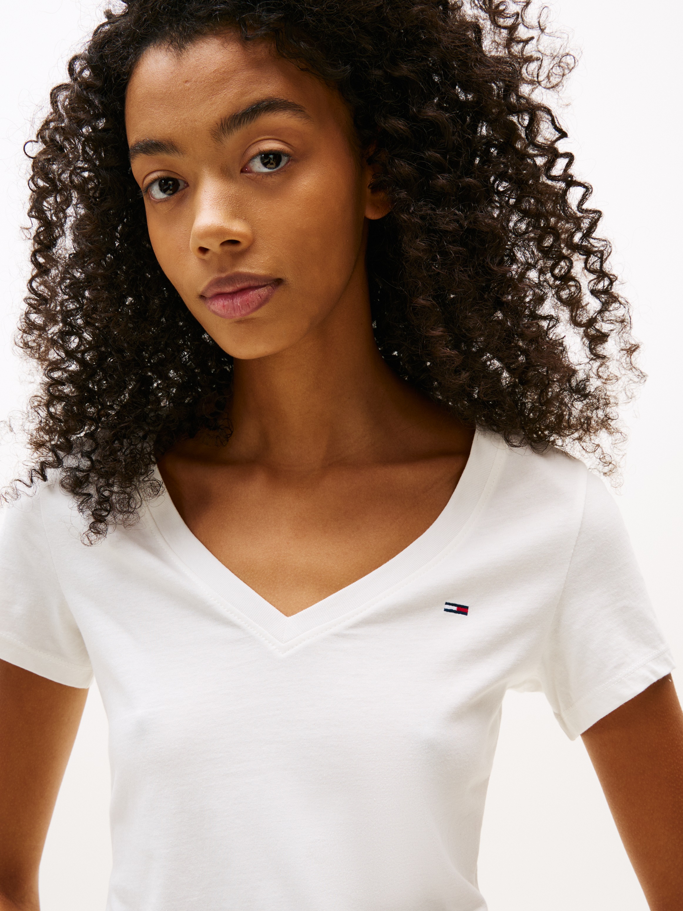 Tommy Jeans T-Shirt »TJW 2PACK V-NECK TEE«, (Packung, 2 tlg., 2-er Pack), mit Logostickerei
