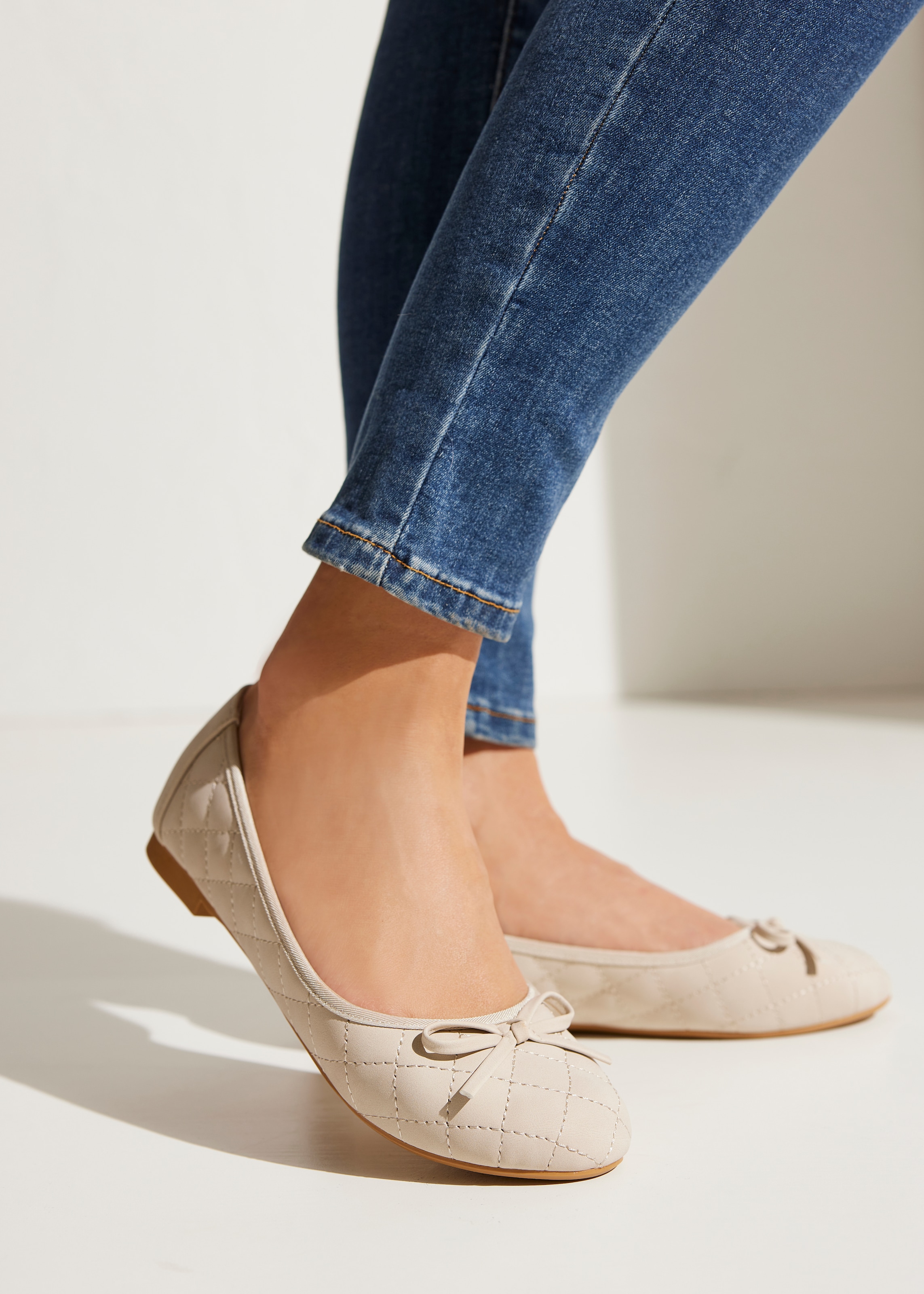 LASCANA Ballerina »Slipper, Schlüpfschuh«, mit Schleifenapplikation VEGAN