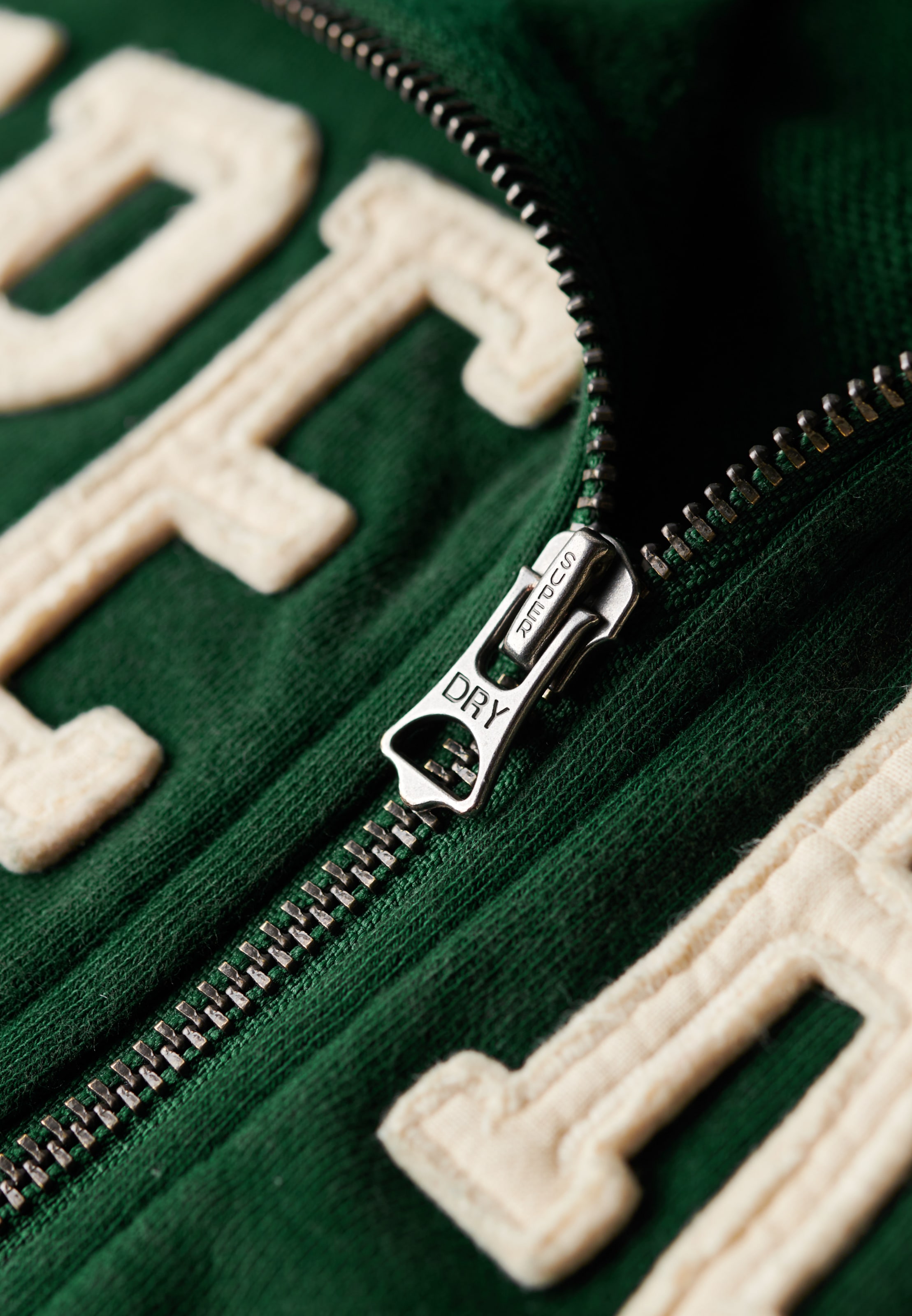 Superdry Sweatjacke »ATHLETIC APPLQ LOOSE ZIP TRACK«, mit hochwertiger Front-Applikation
