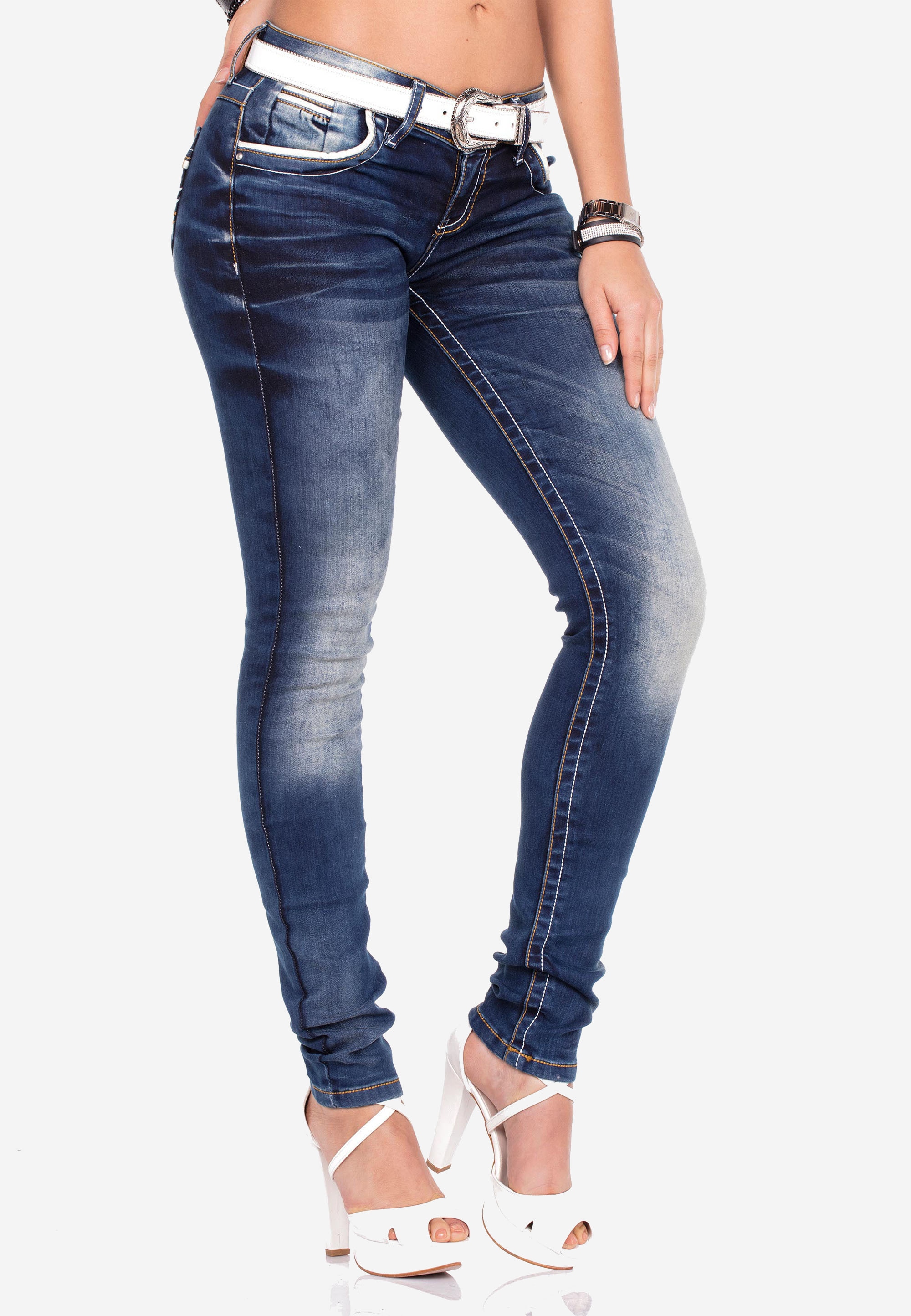 Cipo & Baxx Slim-fit-Jeans, mit bestickten Taschen in Slim Fit