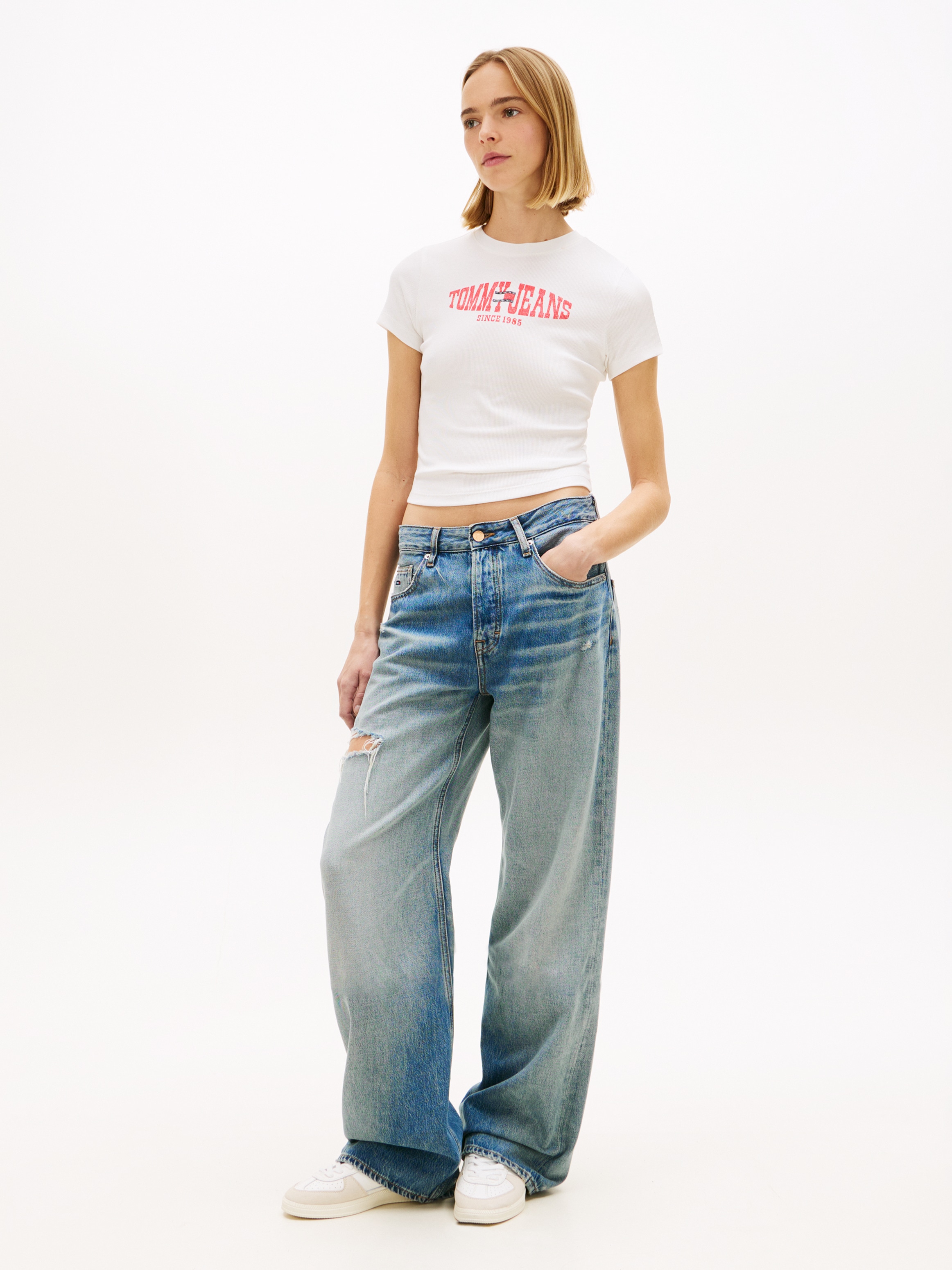 Tommy Jeans Kurzarmshirt »TJW SLIM SHORT WAVY FLAG SS TEE« mit Logoprint