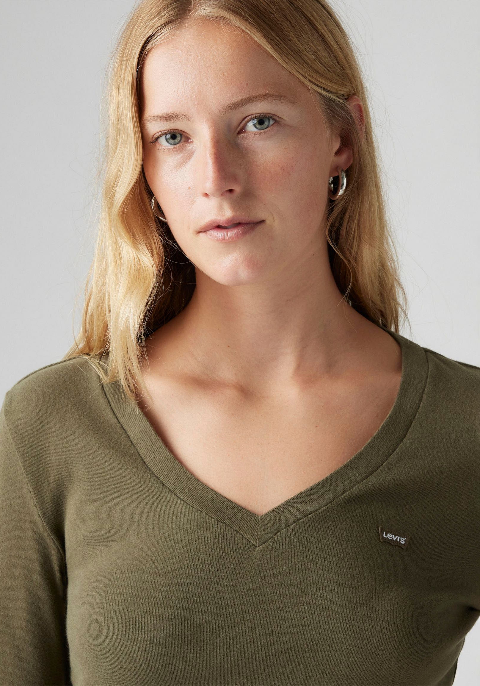 Levi's® Langarmshirt »ESSENTIAL HM LS VNECK«, mit Logo Stickerei