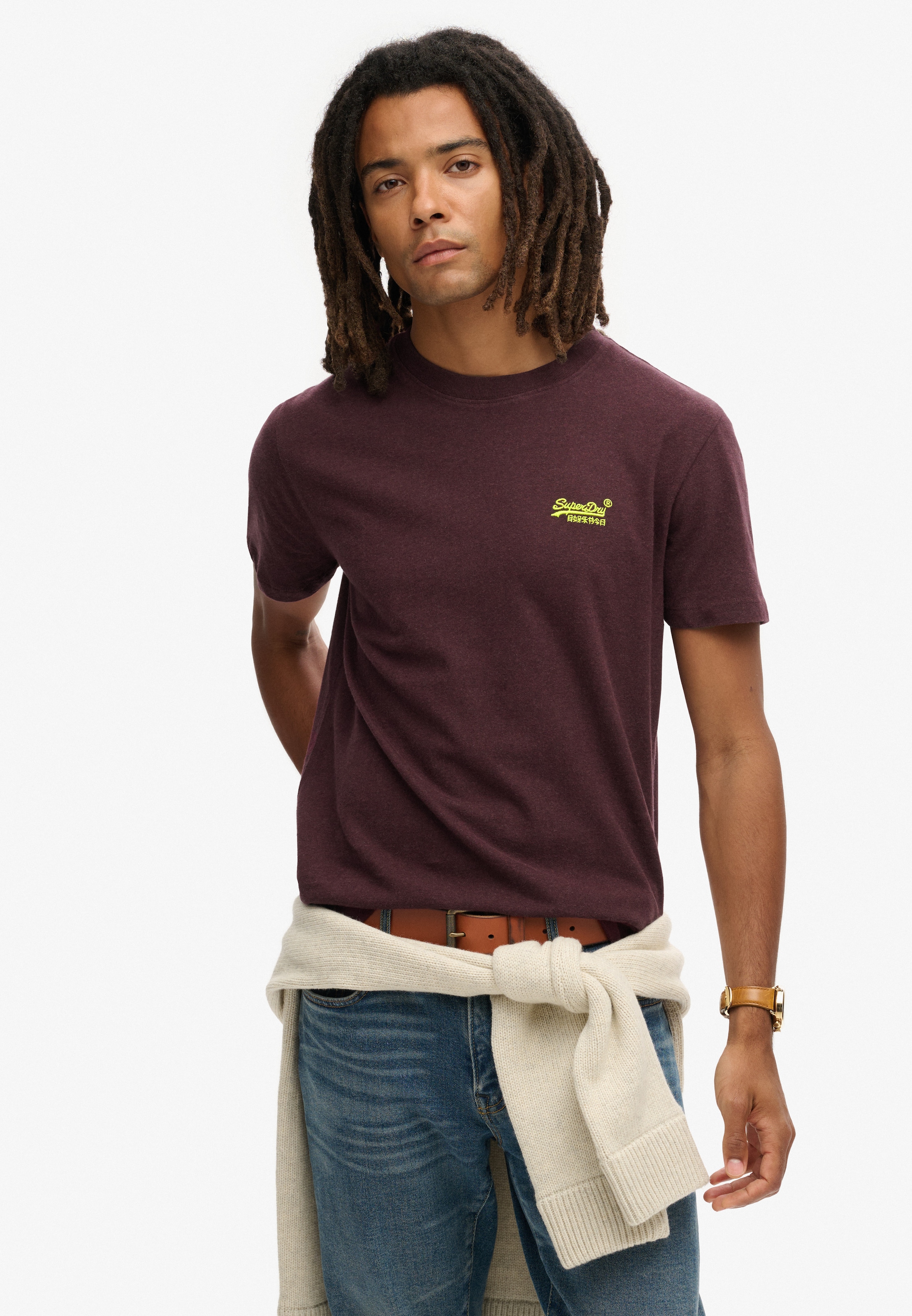 Superdry Rundhalsshirt »ESSENTIAL LOGO EMB TEE« aus Baumwolle und Single Jersey, Slim Fit, Kurzarm, hüftlang
