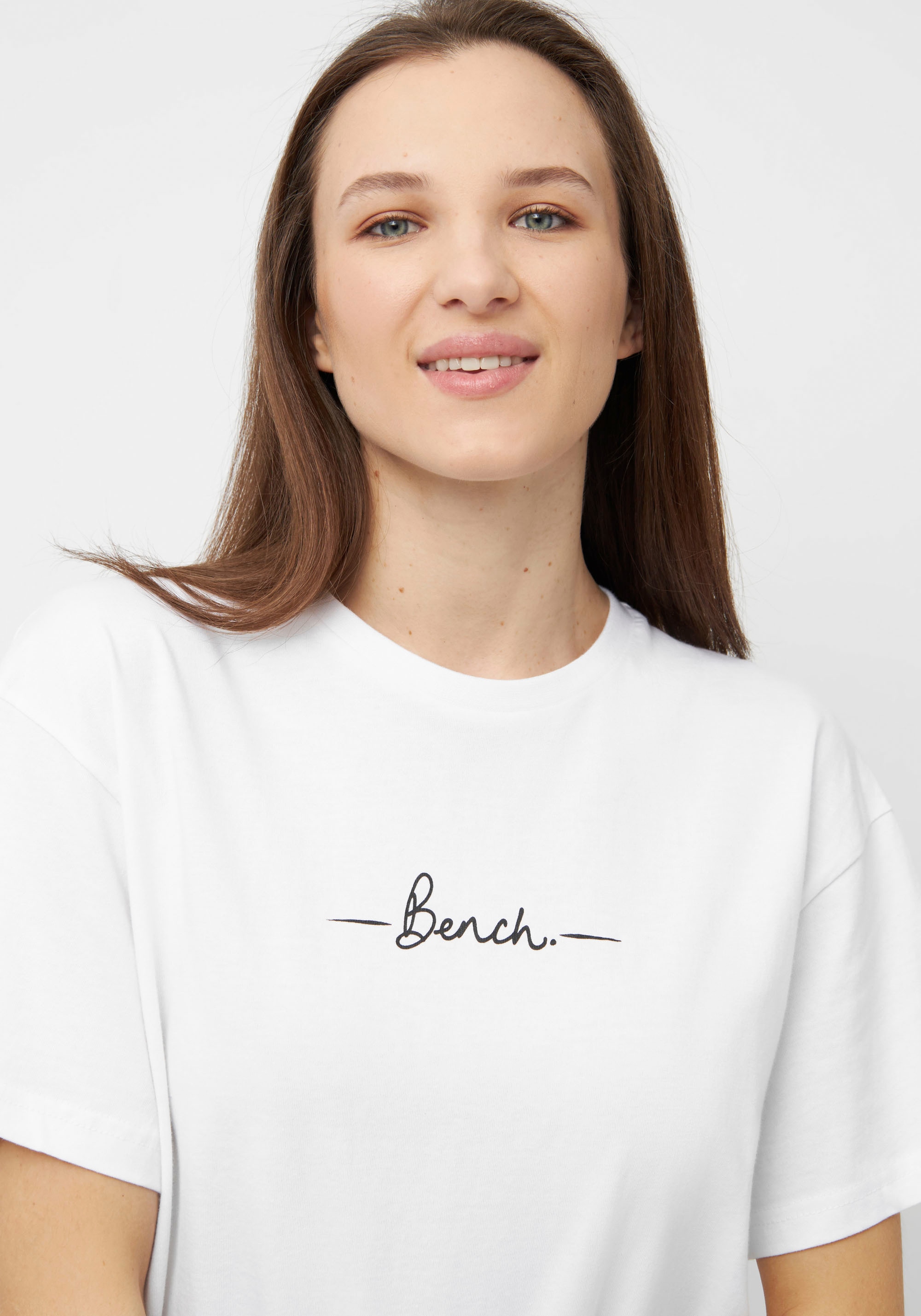 dezentem kaufen BAUR | T-Shirt »ABELIA«, Bench. mit Brustlogo