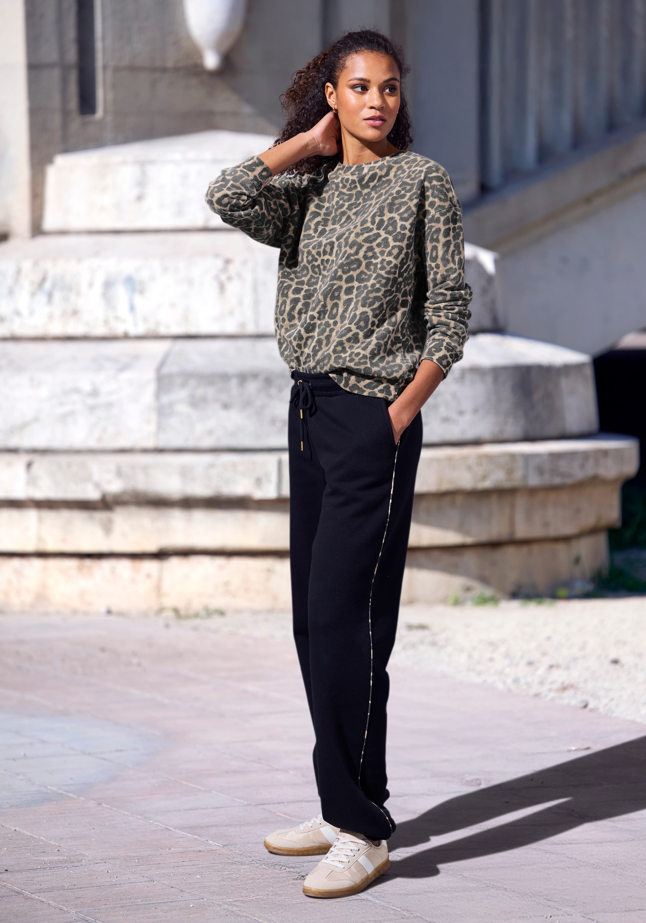 Buffalo Sweatshirt , in Allover-Leoprint, Home- und Loungewear

