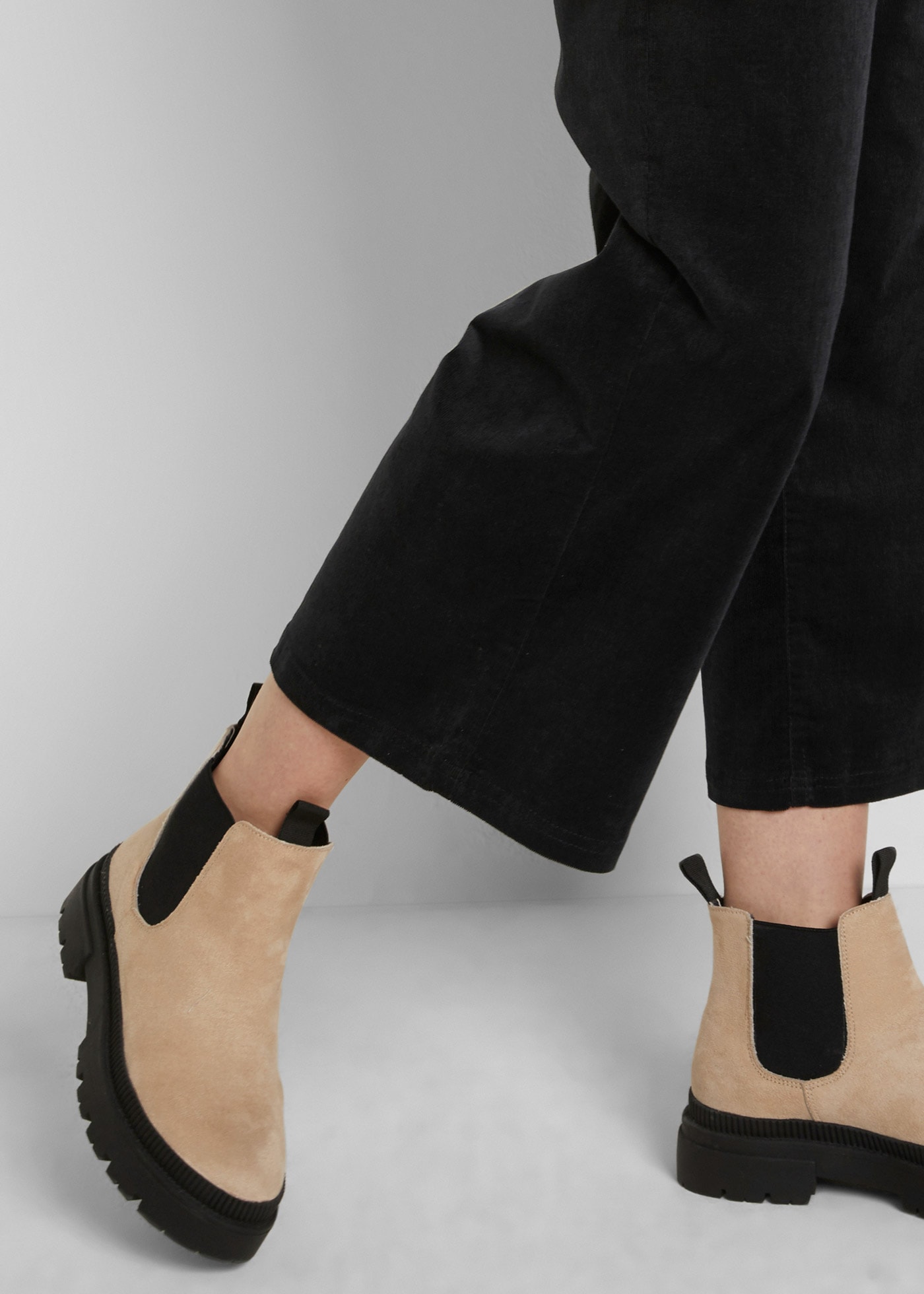 bonprix Cordhose »Weite Stretchcord-Culotte mit High-Waist-Bequembund, 7/8-Länge«  aus Stretchcord, lockere Passform, hoher Bund, 7/8-Länge