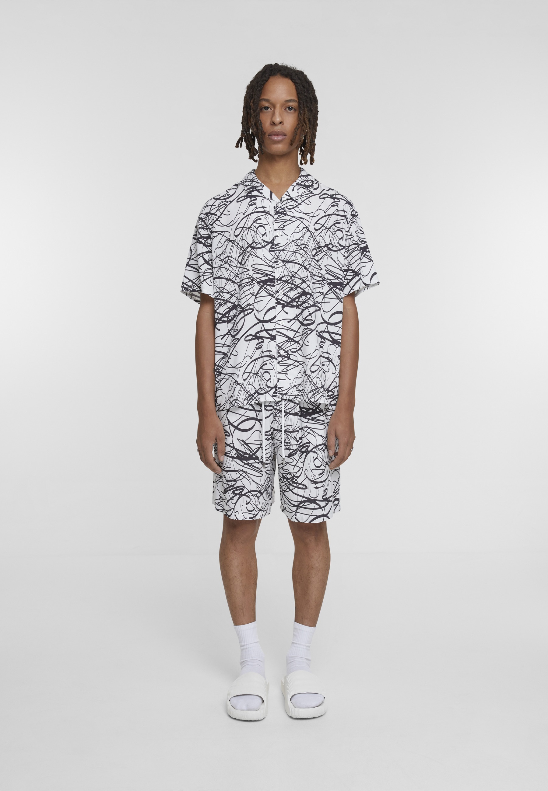 URBAN CLASSICS Stoffhose »Urban Classics Herren Viscose AOP Resort Shorts«