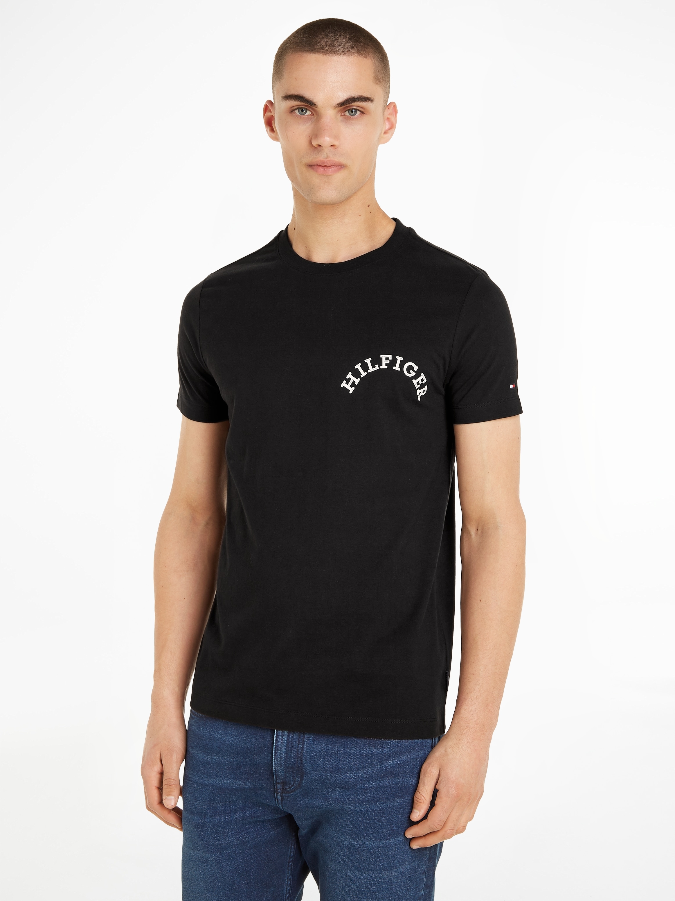 Tommy Hilfiger BACK Logo-Druck PRINT«, Brust »MONOTYPE bestellen T-Shirt BAUR | der ▷ auf mit
