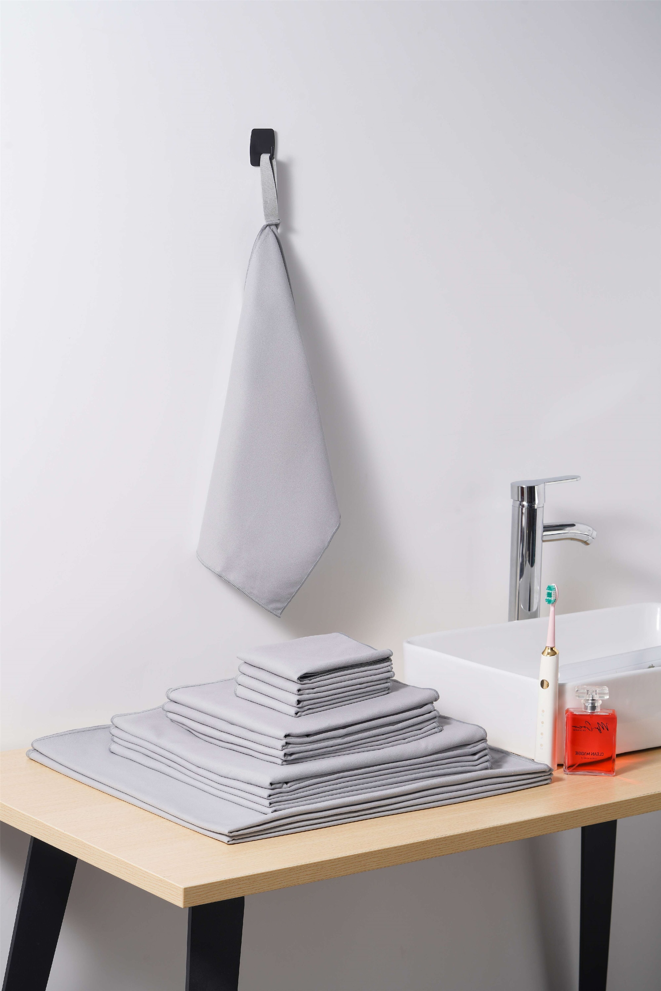 OTTO home Handtücher »Leoa, diverse Größen, Sporthandtuch, Reisehandtuch, Strandtuch« sehr leicht, kompakt, schnelltrocknend, Mikrofaser mit Kontrastnaht