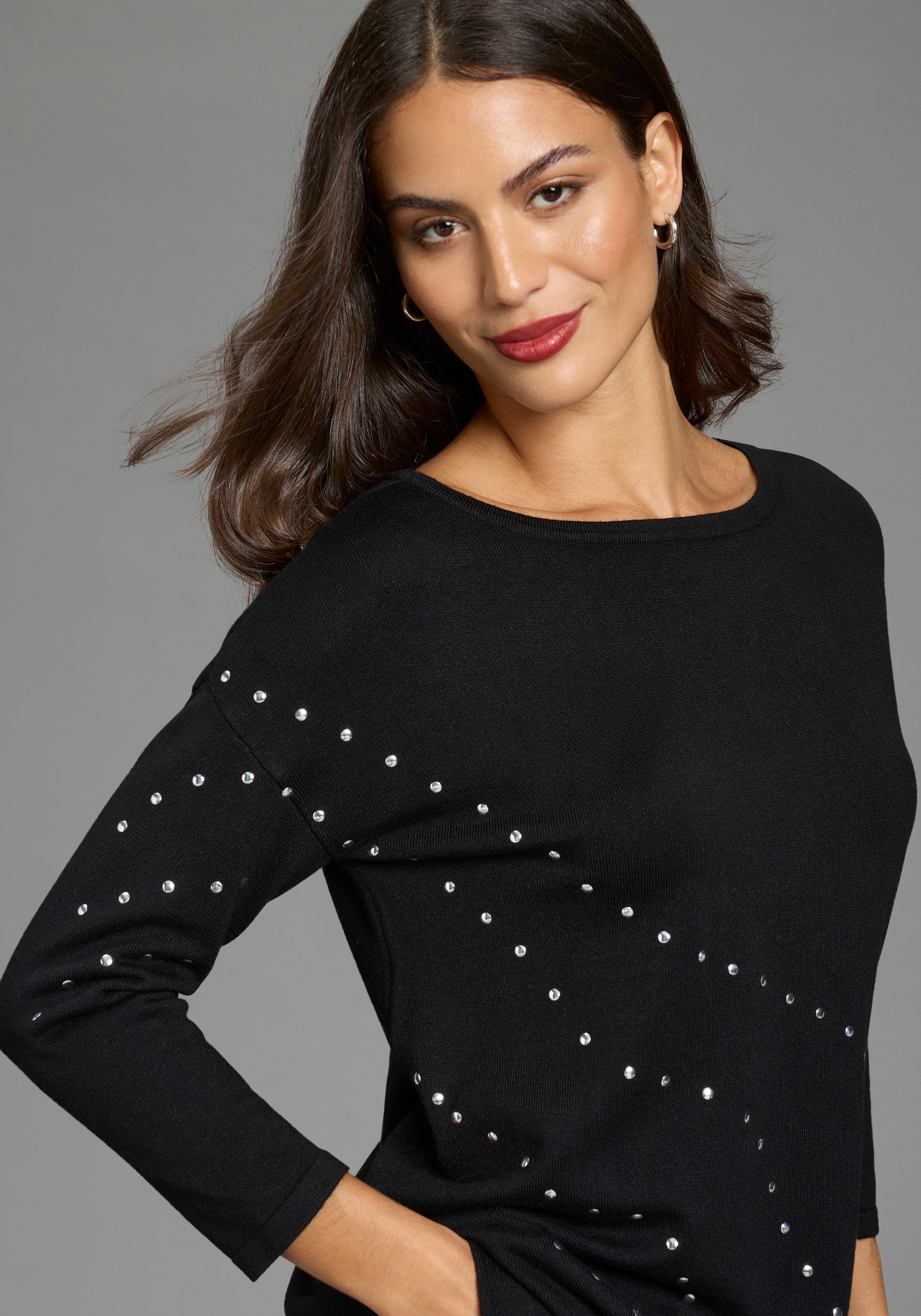 Laura Scott Strickpullover »aus Feinstrick, mit U-Boot-Ausschnitt, weite Passform« mit welligem Nieten-Design