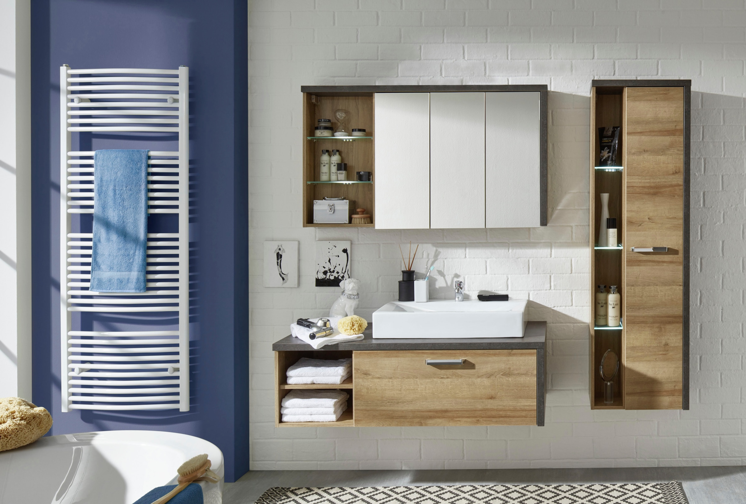 welltime Spiegelschrank »Bilbao«, Badezimmerschrank mit 2 Glasböden und 9 Fächern - (B/T/H) 123/18/71 cm