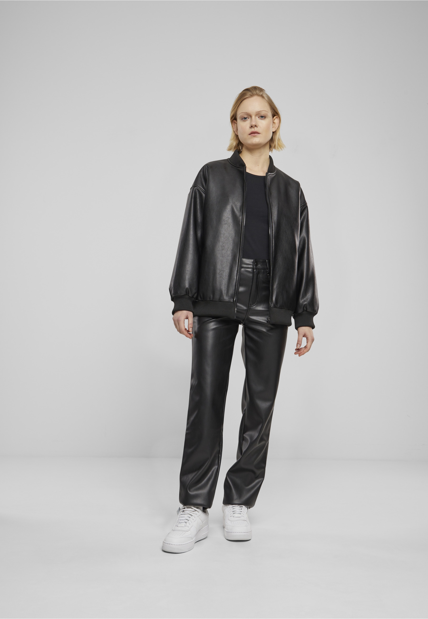 URBAN CLASSICS Lederjacke »Urban Classics Ladies Synthetic Leather Bomber Jacket« 1 Stk. tlg. ohne Kapuze