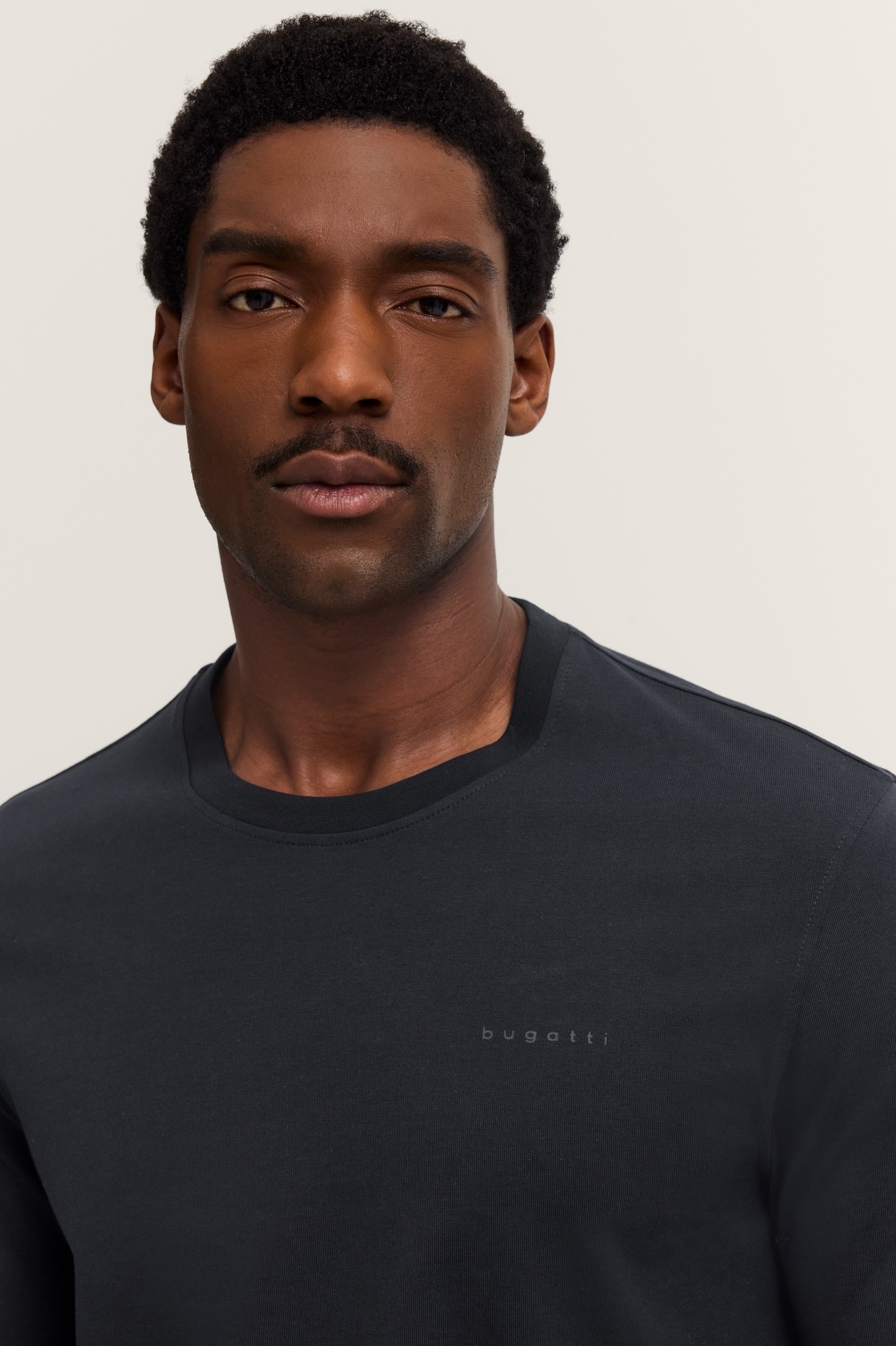 bugatti Longsweatshirt »Rundhals«, im Modern Fit aus Baumwolle