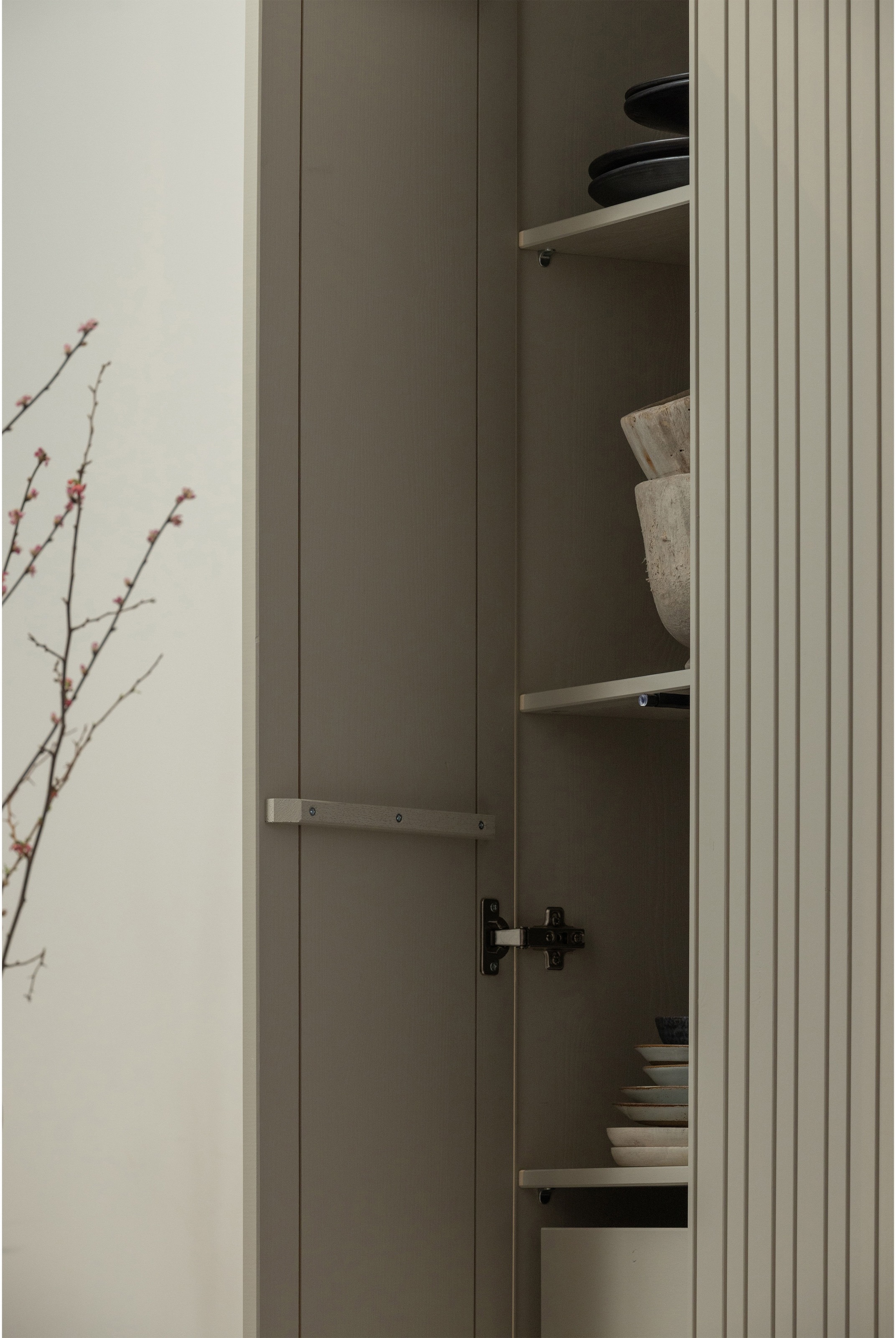 WOOOD Highboard »WOOOD NEW GRAVURE SCHRANK MIT SCHUBLADEN KIEFER DUST [fsc]« Gravure New Hochschrank von WOOOD mit Stauraum, Stil und Push-to-Open