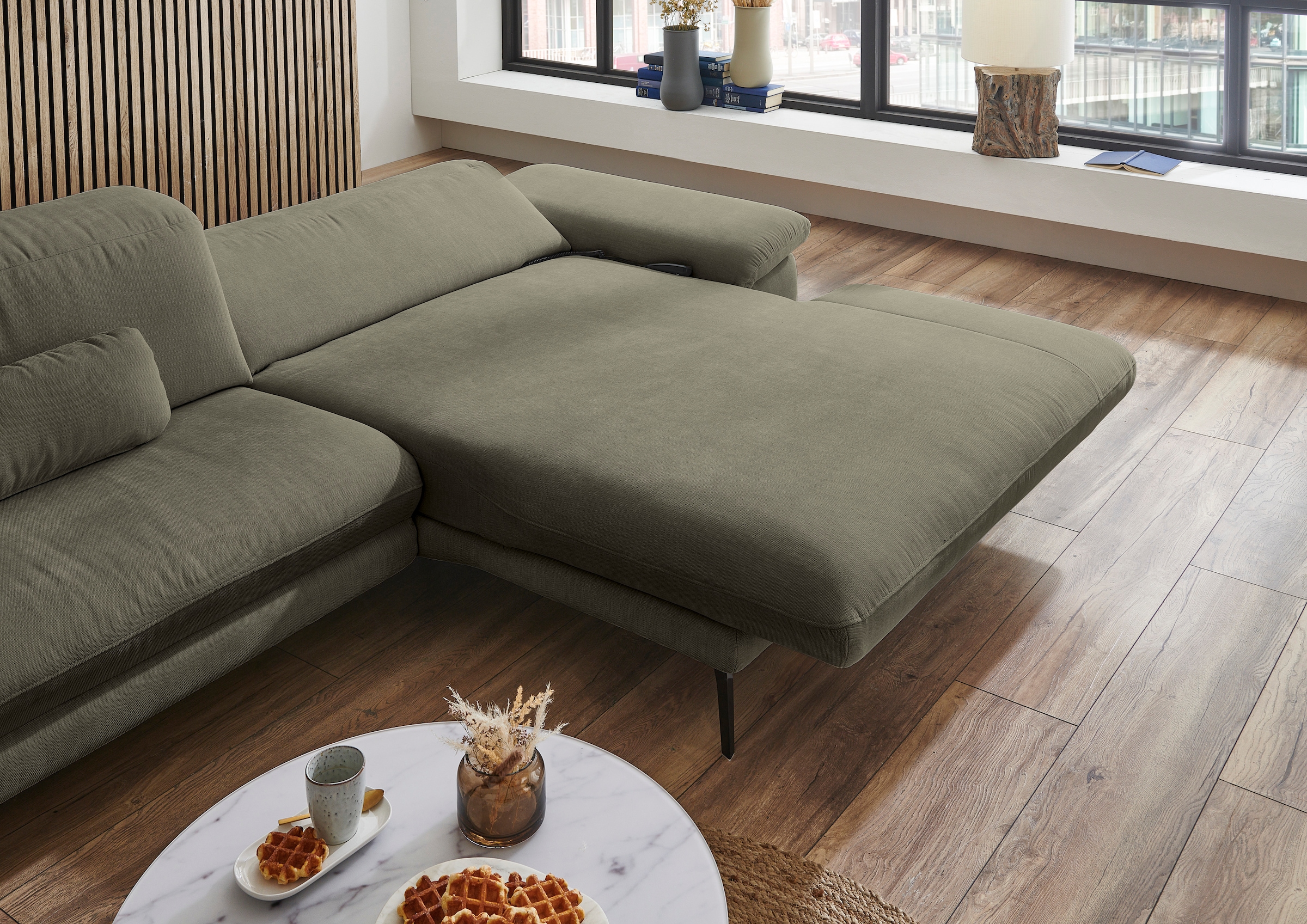 Die PlanBar Ecksofa »MP-IN22025 L-Form«, mit Kopfteilverstellung, wahlweise mit motorischem Canape
