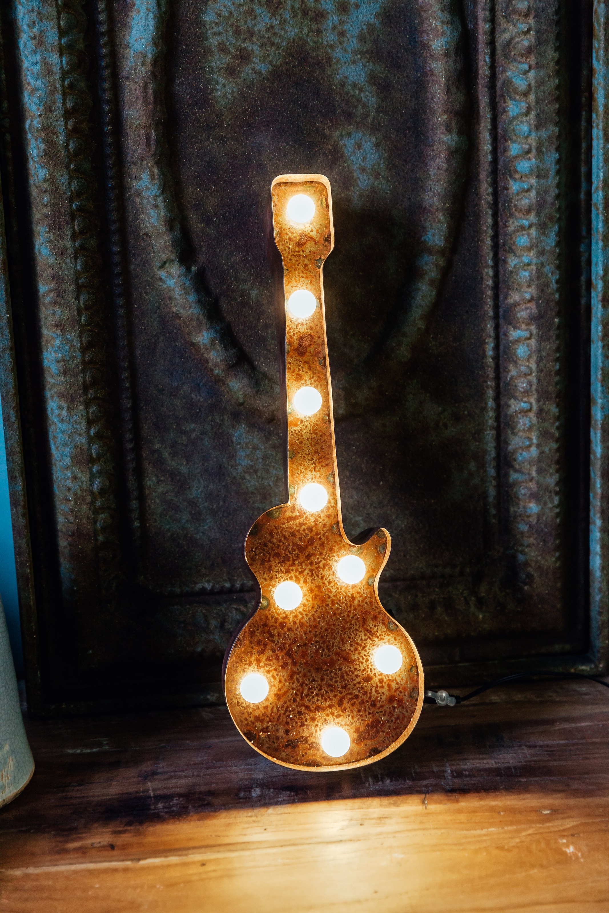 MARQUEE LIGHTS LED Dekolicht »Old Guitar«, 9 flammig, Leuchtmittel LED-Modul | LED fest integriert, Wandlampe, Tischlampe Old Guitar mit 9 festverbauten LEDs - 38x13 cm