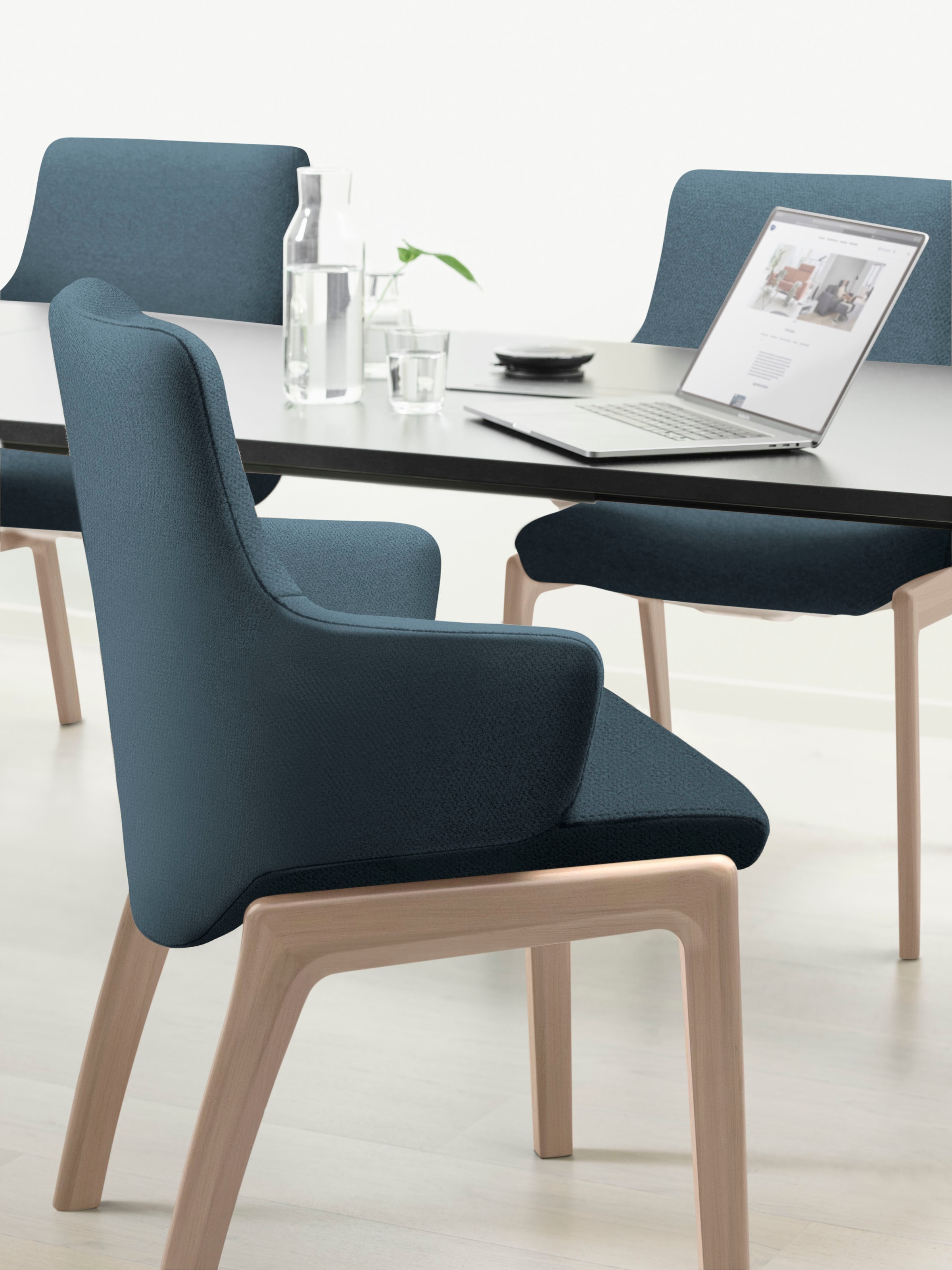 Stressless® Polsterstuhl »Laurel«, ROHLEDER Stoff Q2 FARON, Low Back mit Armlehne, Größe L, mit abgerundeten Beinen in Schwarz