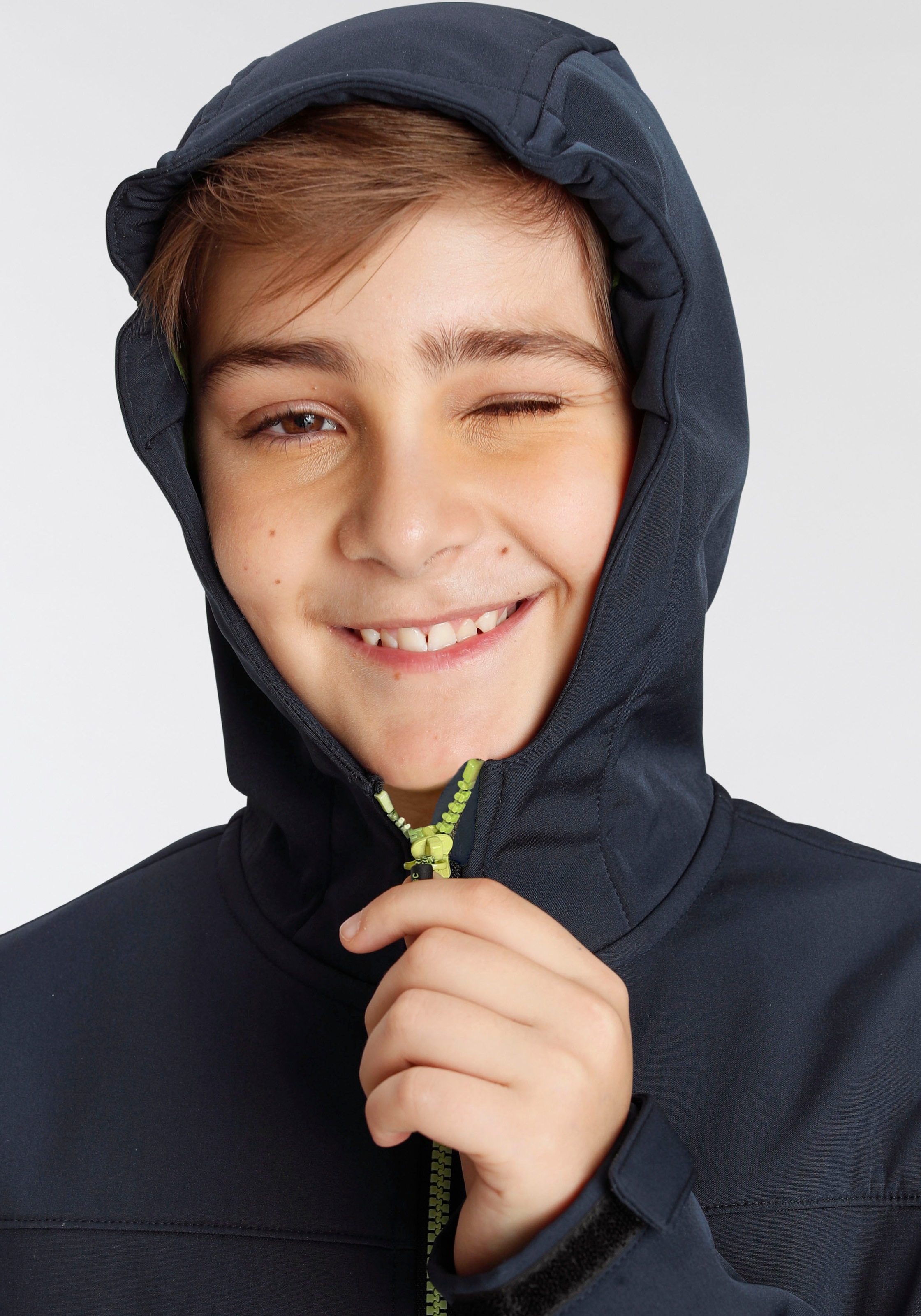 Thumbnail - Killtec Softshelljacke "BYS SFTSHLL JCKT OT" 1 Stk. tlg. mit Kapuze Übergangsjacke, Wasserabweisend & Windabweisend, für...