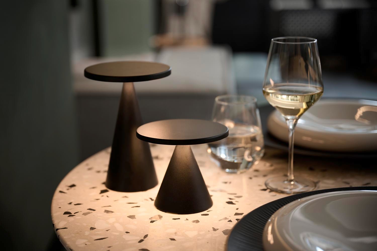 APS LED Tischleuchte »Akku-Tischleuchte "CONE", Höhe 18 cm«, 1 flammig, Leuchtmittel LED-Modul | LED fest integriert, inkl. Ladestation, USB-Ladekabel und Fernbedienung