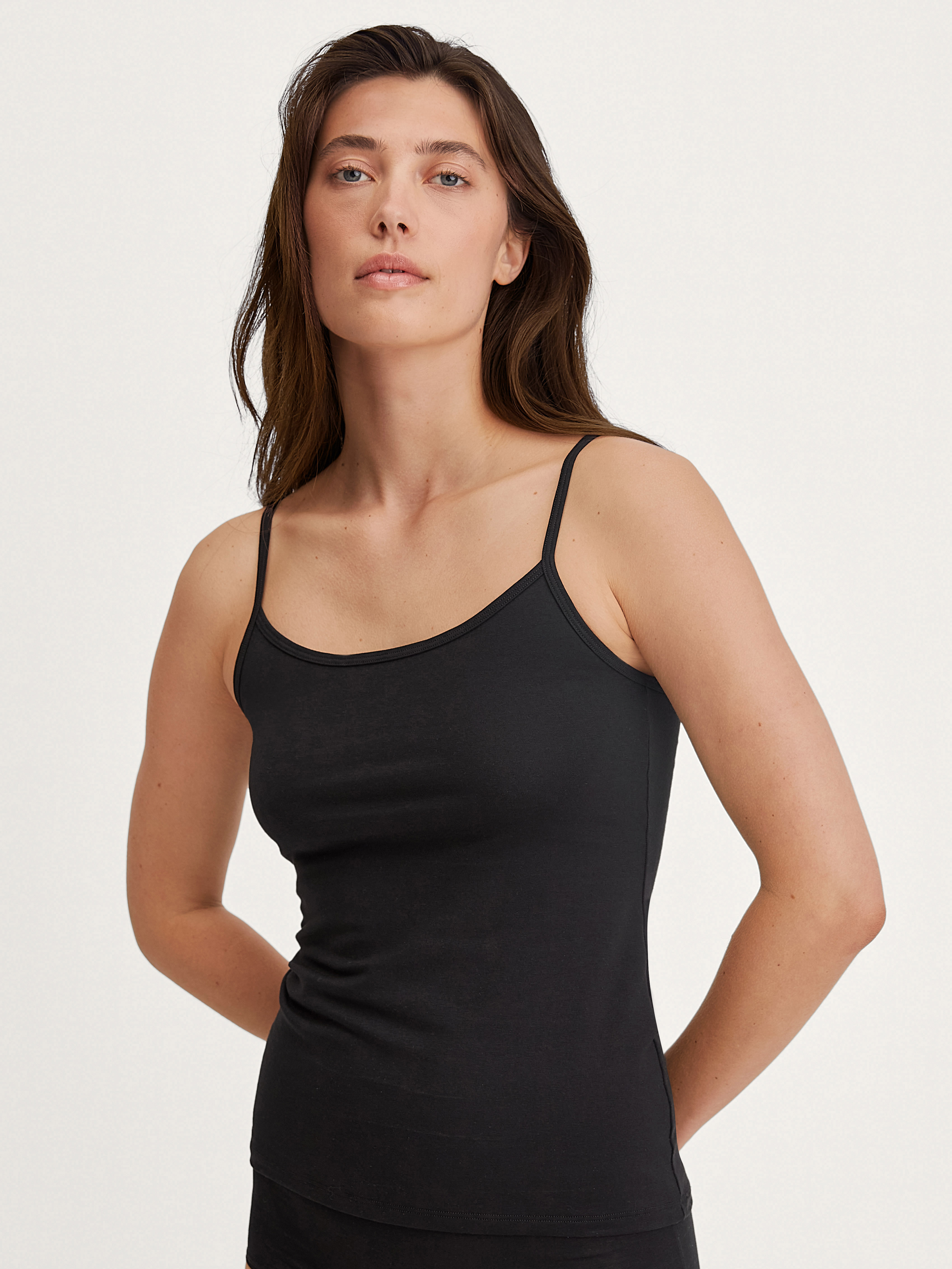 CALIDA "Essential Cotton" tiefer Ausschnitt, Single Jersey Qualität, schmale Träger, weich