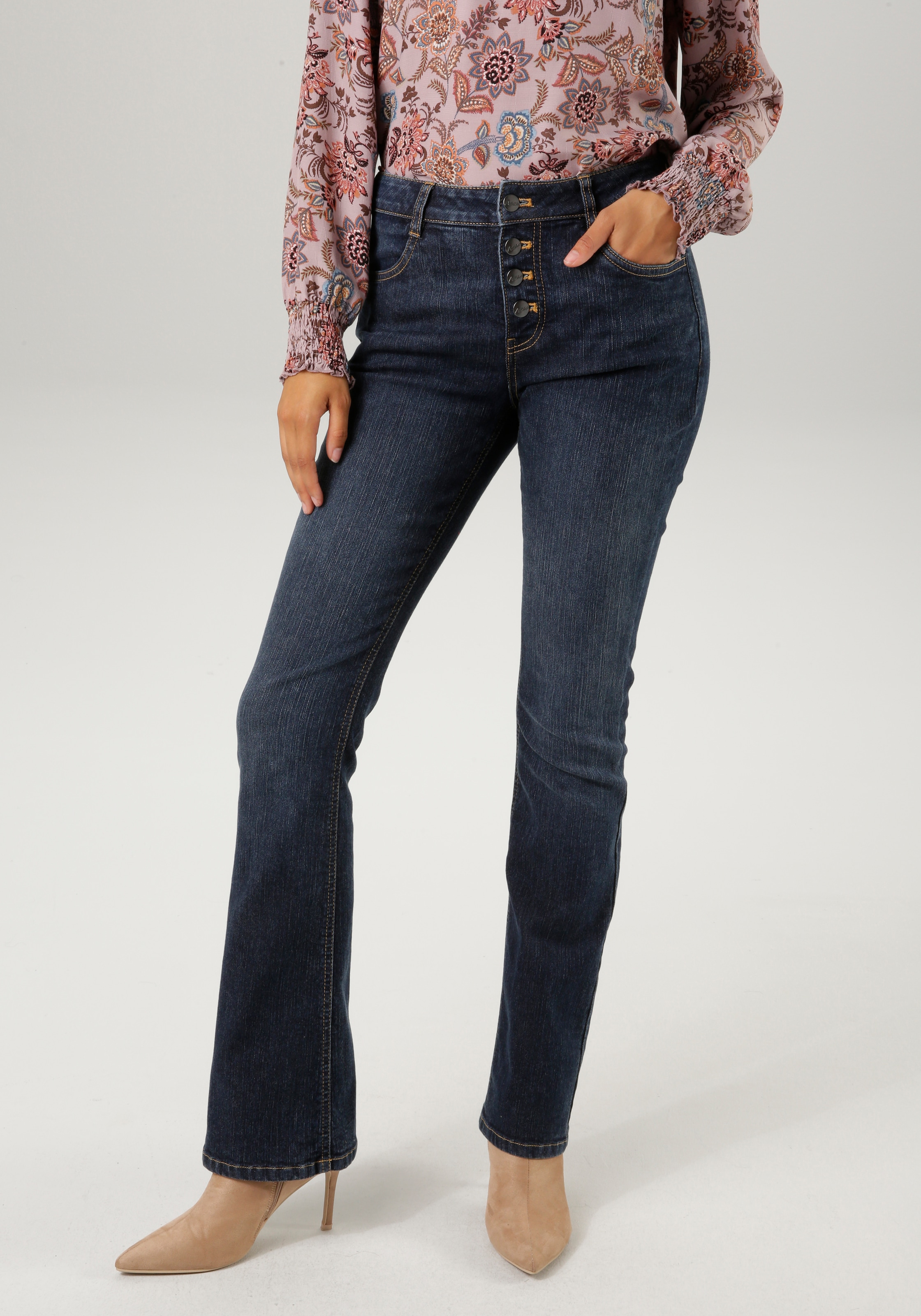 Aniston CASUAL Bootcut-Jeans, mit dekorativem Knopfverschluss