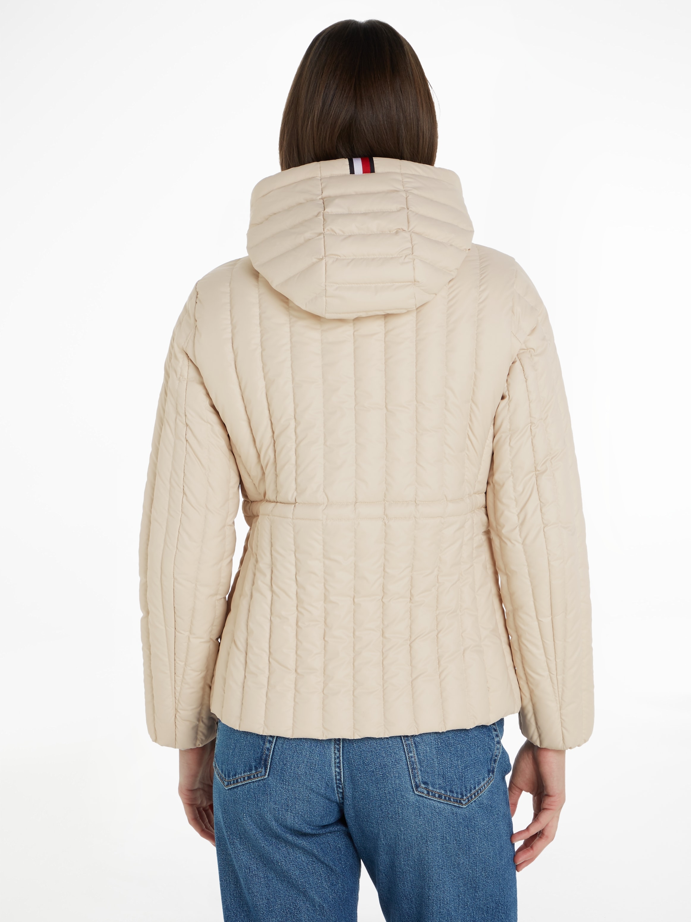 Tommy Hilfiger Daunenjacke »FEMININE LW DOWN JACKET«, mit Kapuze, mit Logostickerei