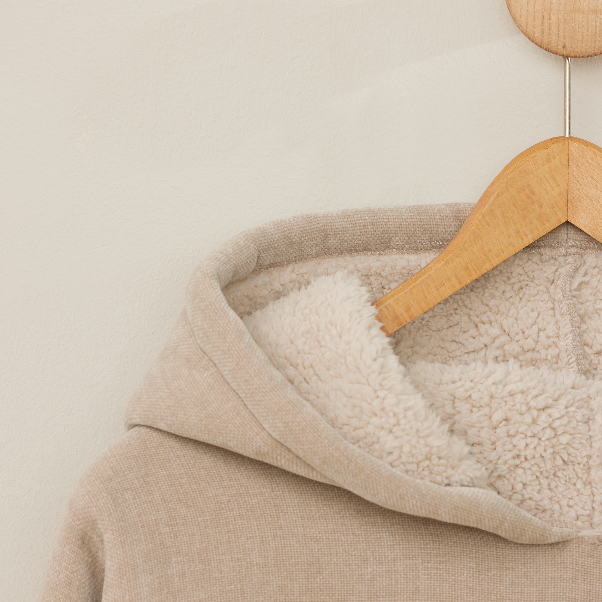 s.Oliver Wohndecke »s.Oliver Lounge Hoodie« mit Kapuze, Ärmeln und Tasche