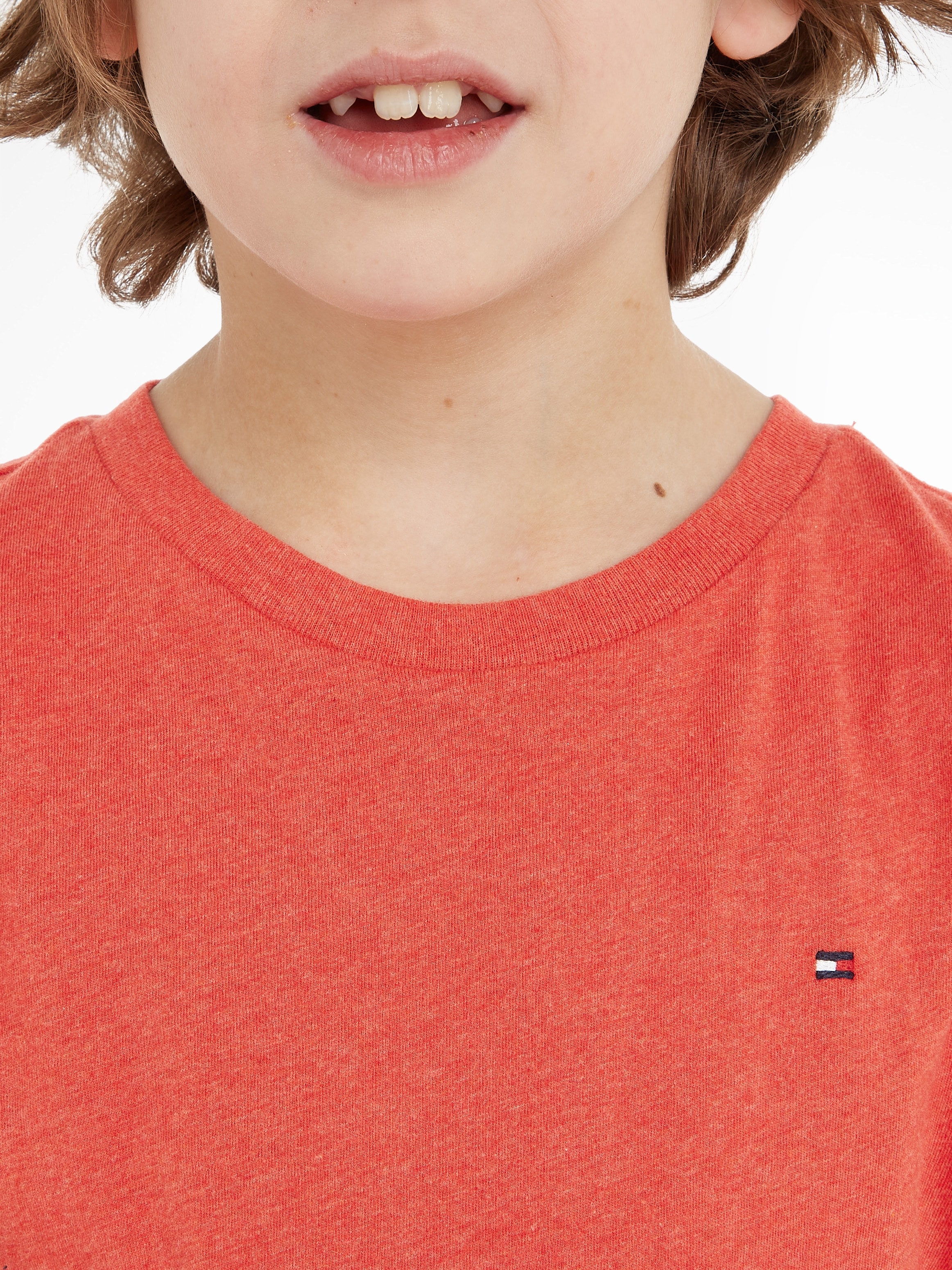 Tommy Hilfiger Rundhalsshirt »BOYS BASIC CN KNIT S/S« mit Tommy Hilfiger Logo-Flag