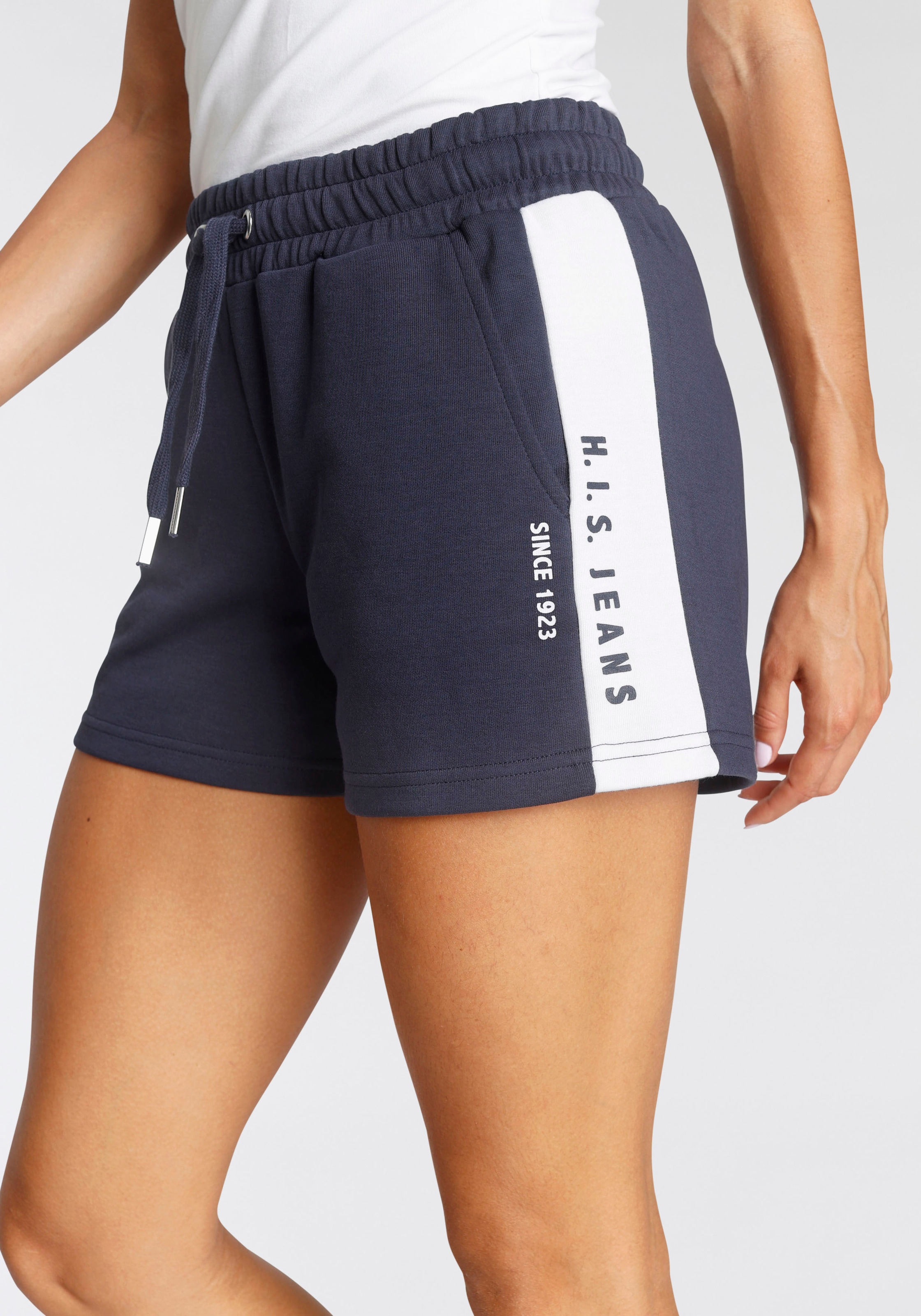 Shorts, mit weißem Seitenstreifen und Logodruck