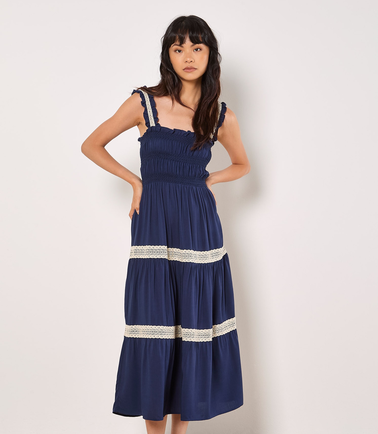 Apricot Spitzenkleid "Häkelspitzen-Stufenkleid" mit Smokdetails