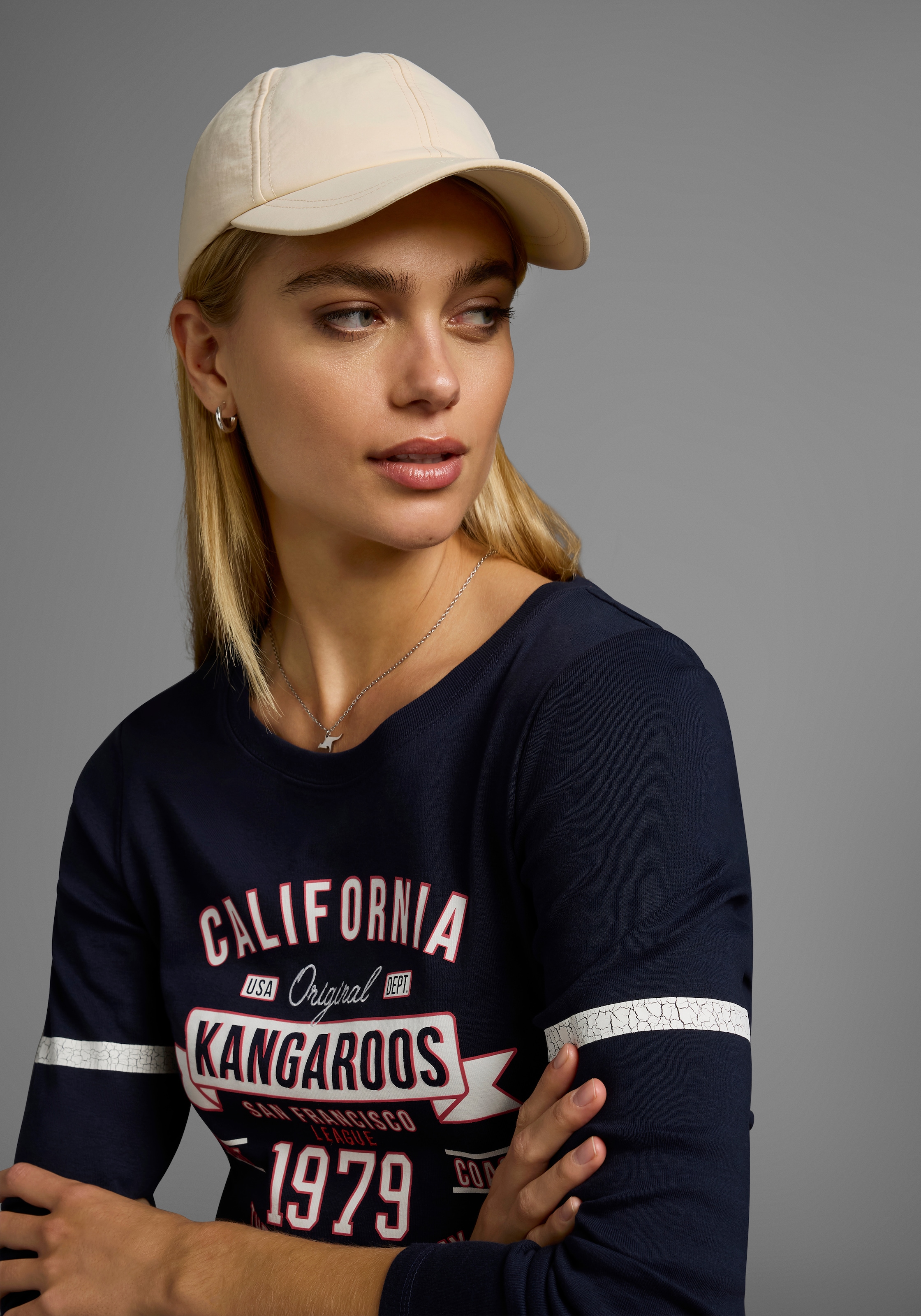 KangaROOS Langarmshirt, Langarm, sehr figurbetont, bedruckt und mit Stickerei