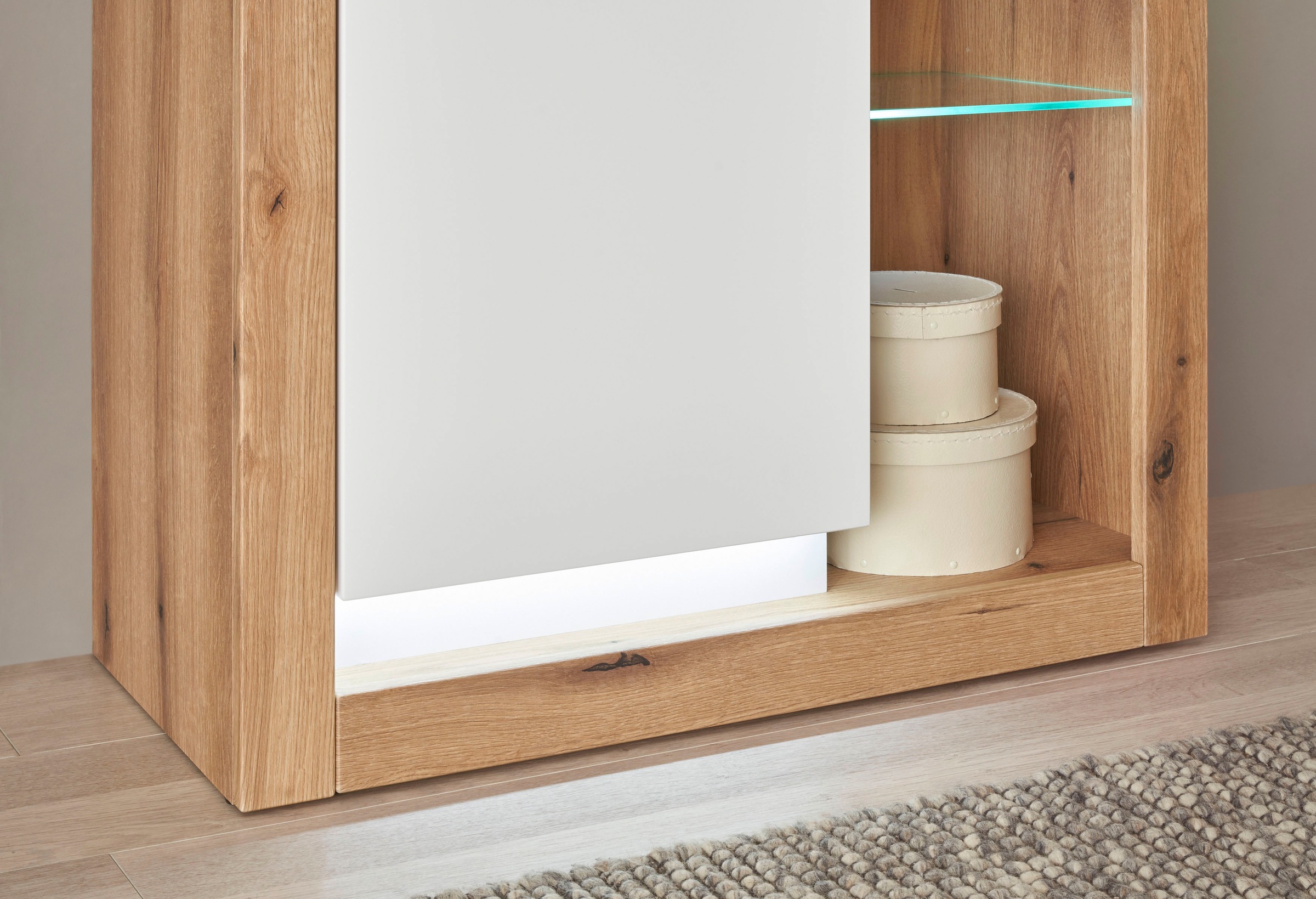 INOSIGN Vitrine »Brixen, Vitrinenschrank in Eiche Dekor, moderne Standvitrine«, Metallgriffe, ausreichend Stauraum, vielseitig einsetzbar, 80 cm breit