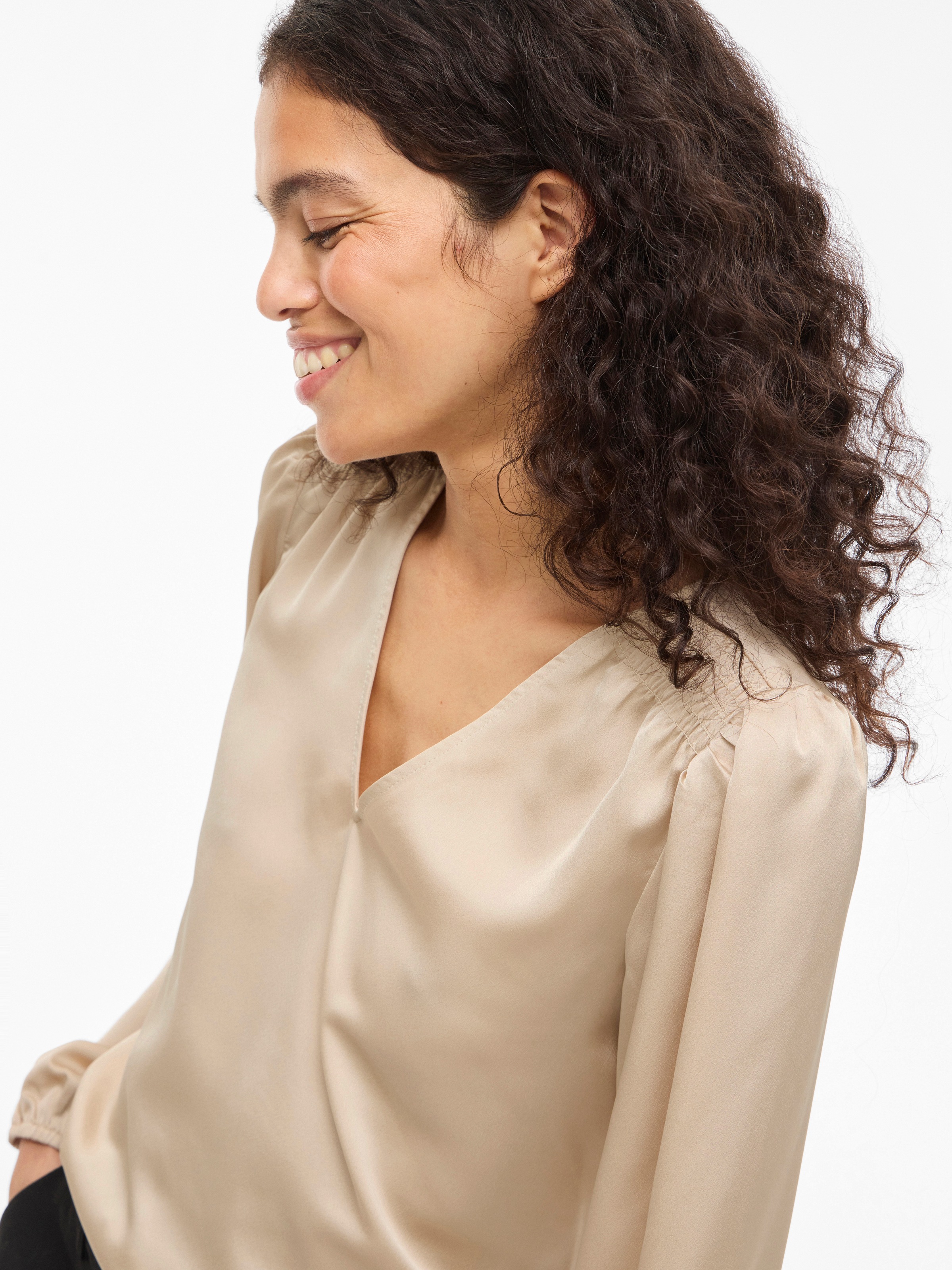 Thumbnail - Vila Langarmshirt "VIELLETTE L/S SMOCK SATIN TOP - NOOS" Kunstfaser, regular fit