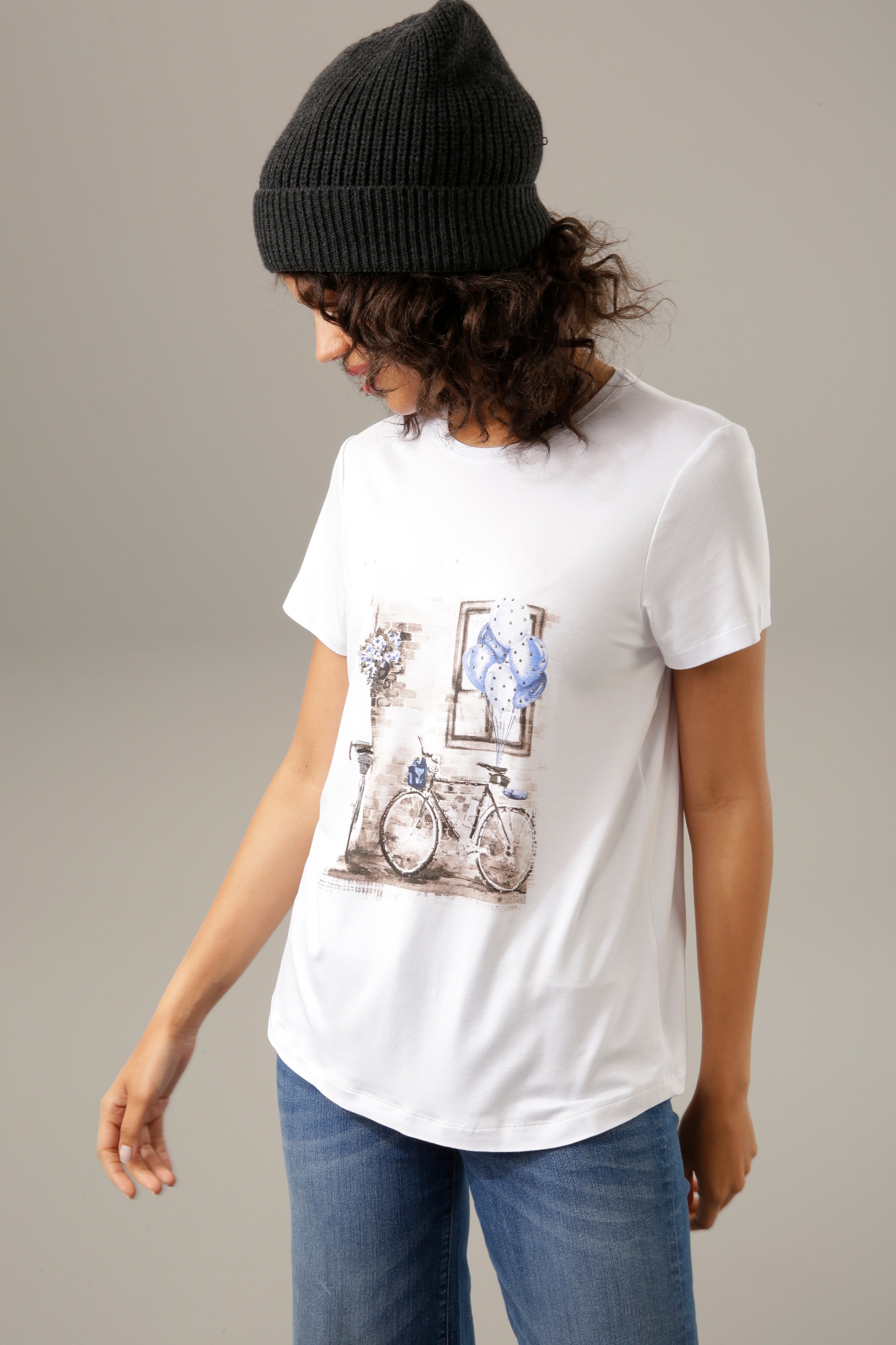 mit bestellen BAUR - verzierter | T-Shirt, für KOLLEKTION Aniston Glitzersteinchen Frontdruck CASUAL NEUE