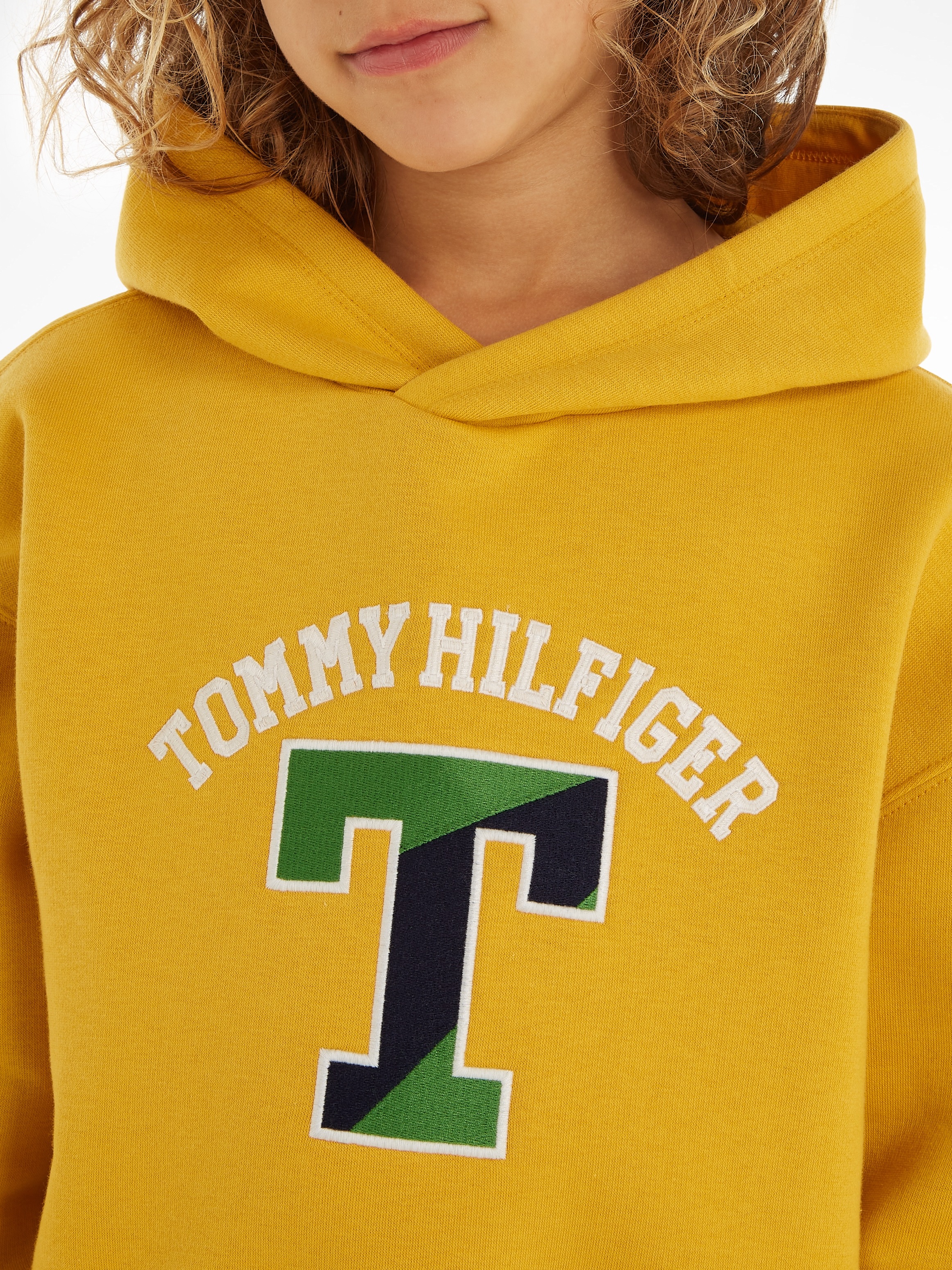 Tommy Hilfiger Kapuzensweatshirt »T HOODIE«, bestellen BAUR | Tommy Print großem VARSITY online Hilfiger Front mit