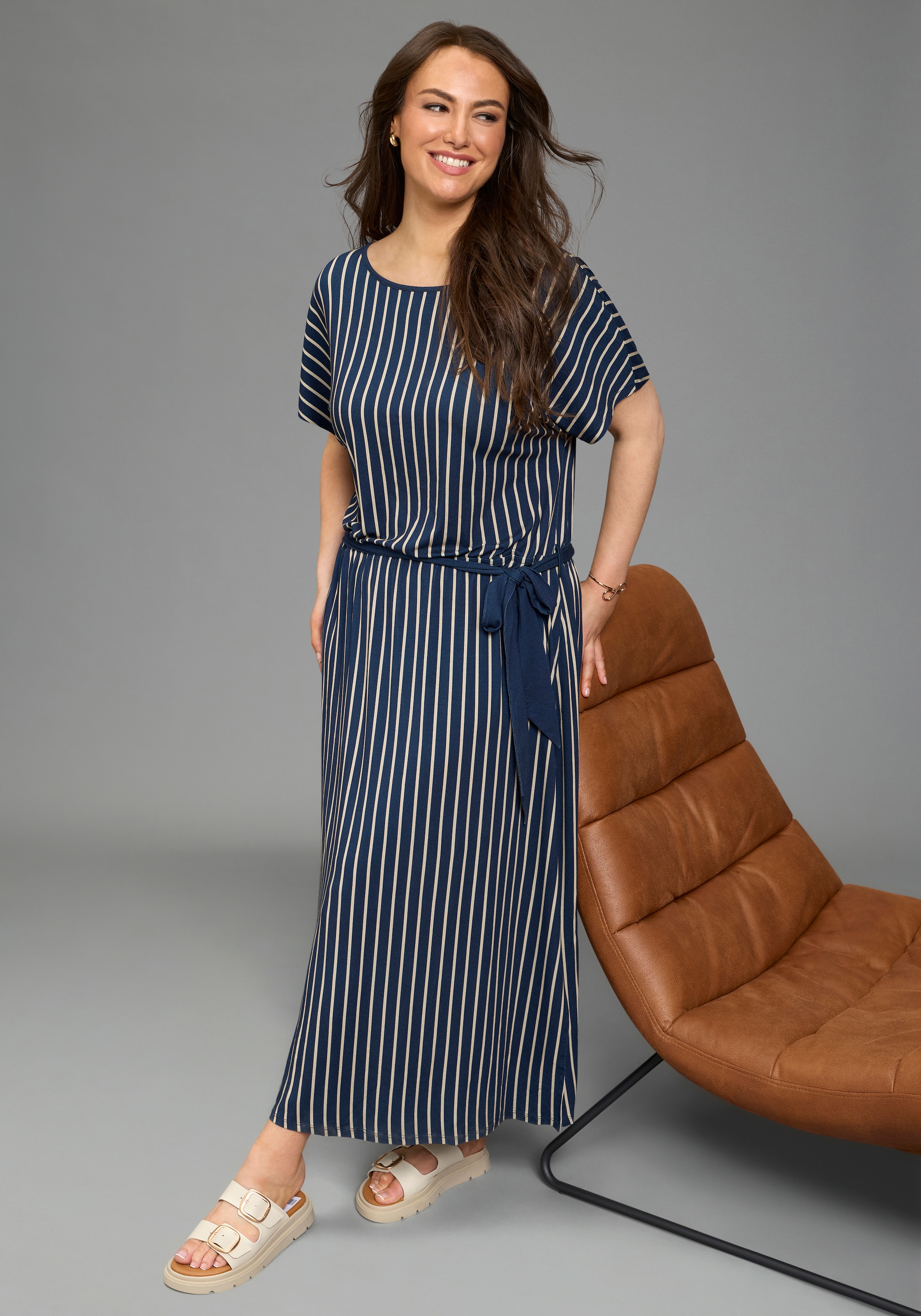 Laura Scott CURVE Maxikleid in modernem Streifen-Design