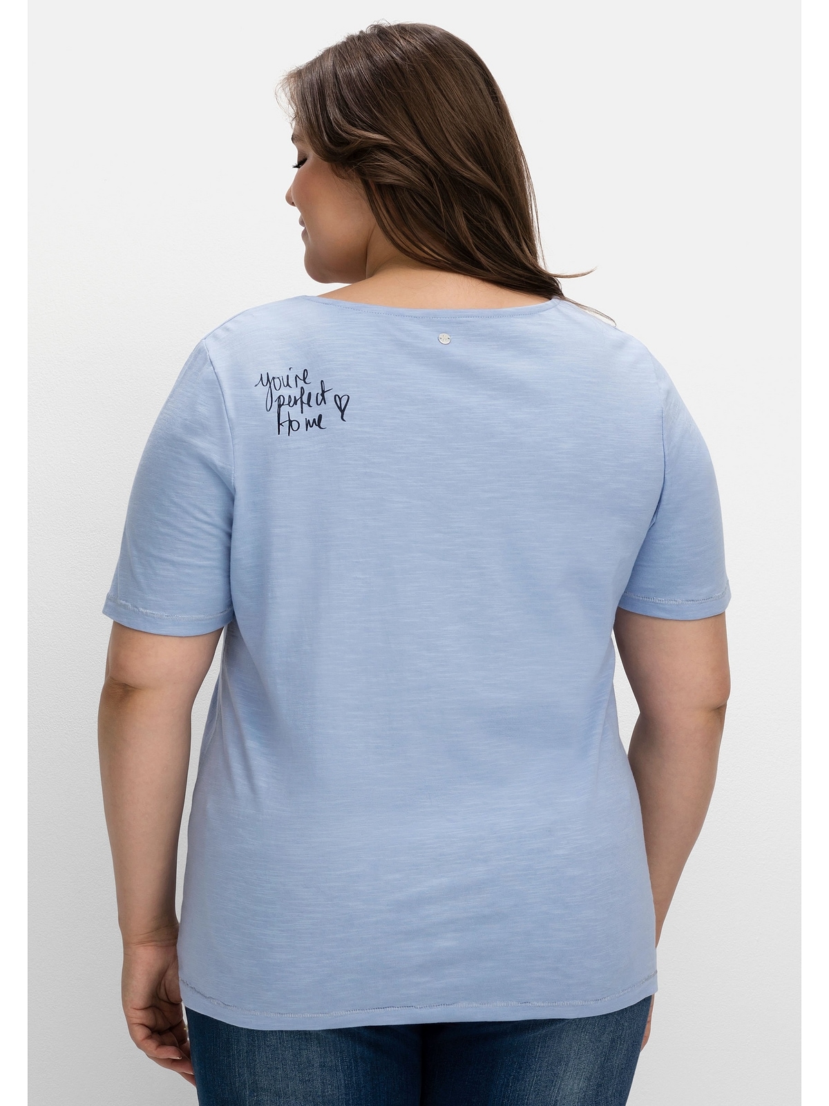 Sheego T-Shirt »Große hinten BAUR der Print Schulter mit für kaufen Größen«, auf 