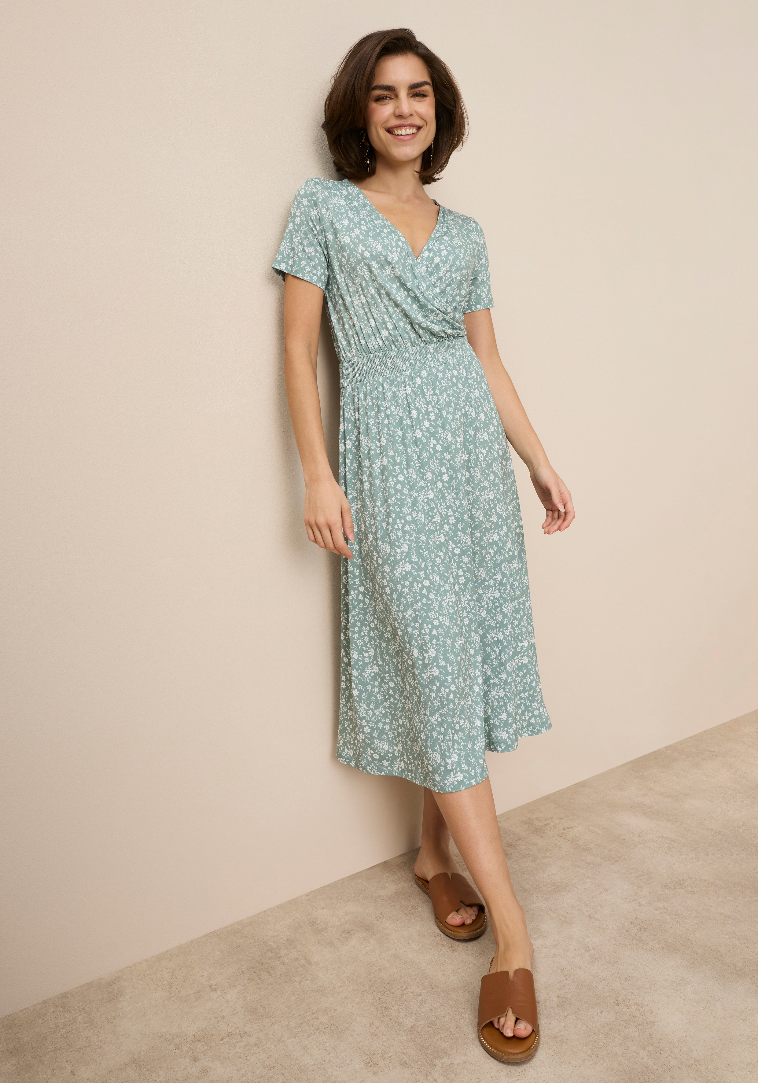 Tamaris Jerseykleid "mit tailliertem Schnitt, aus fließender Viskose-Qualität" in Midilänge